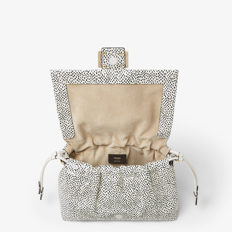 FENDI Mamma Baguette Medium outlook