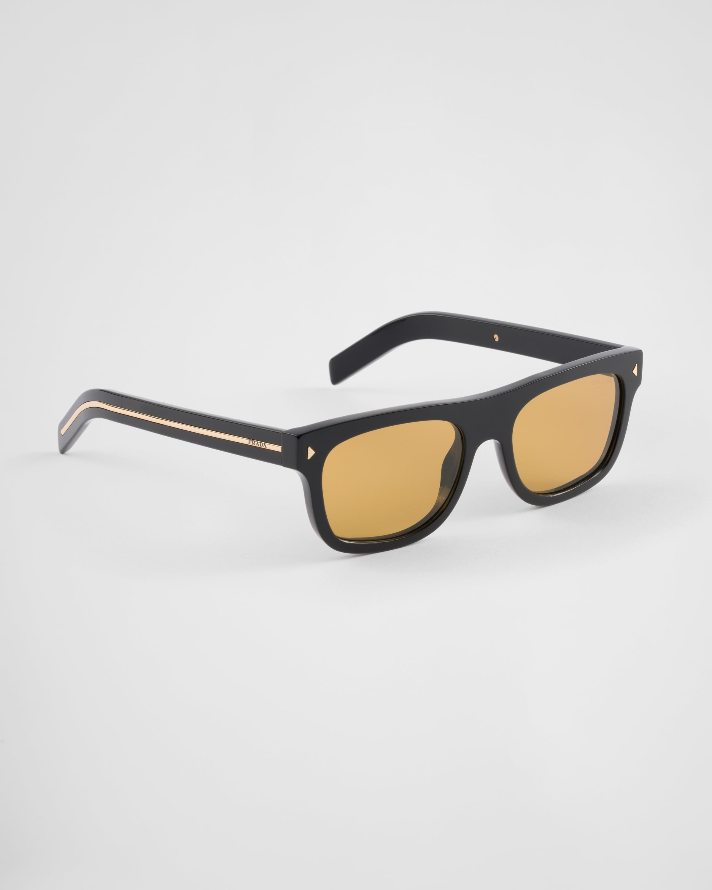 Sunglasses with the iconic metal plaque - 3