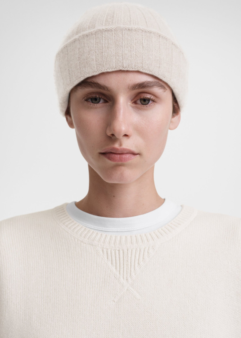 Totême Cashmere beanie macadamia outlook