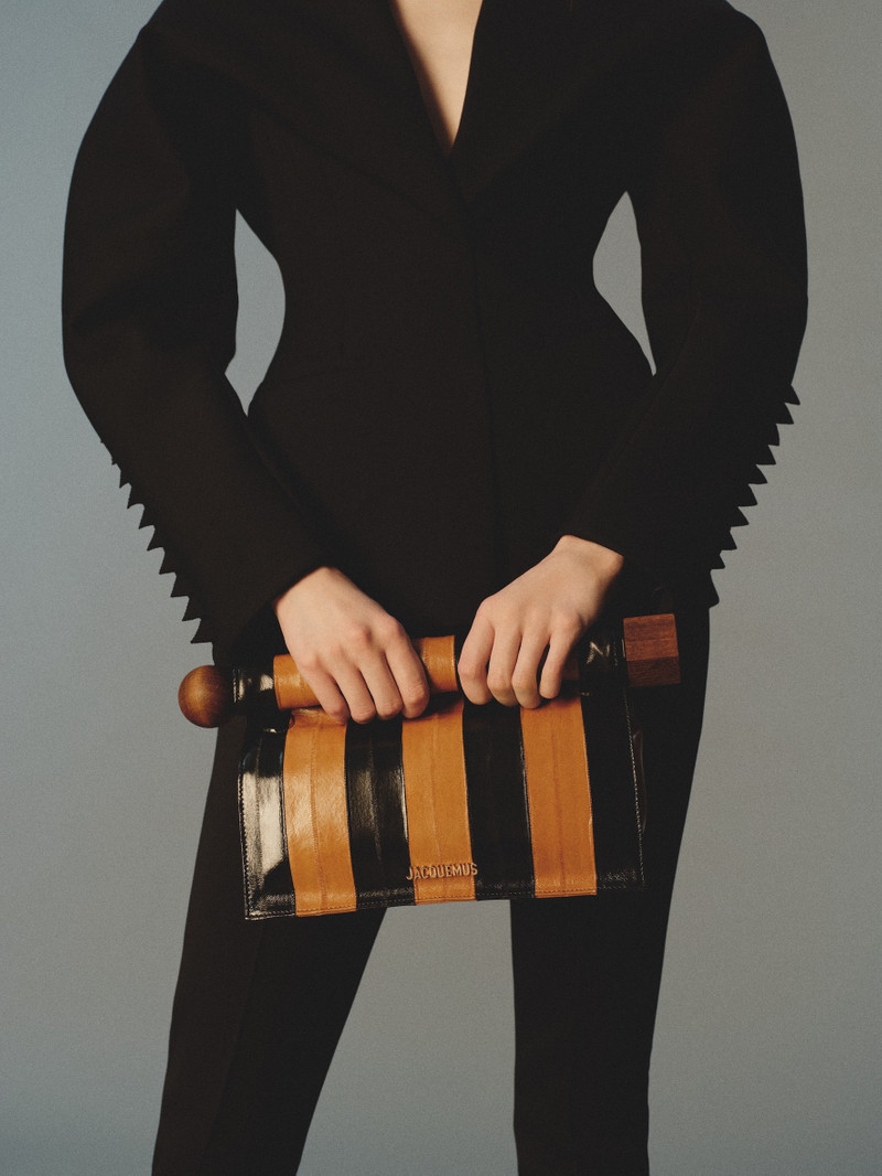 JACQUEMUS The Rond Carré clutch outlook