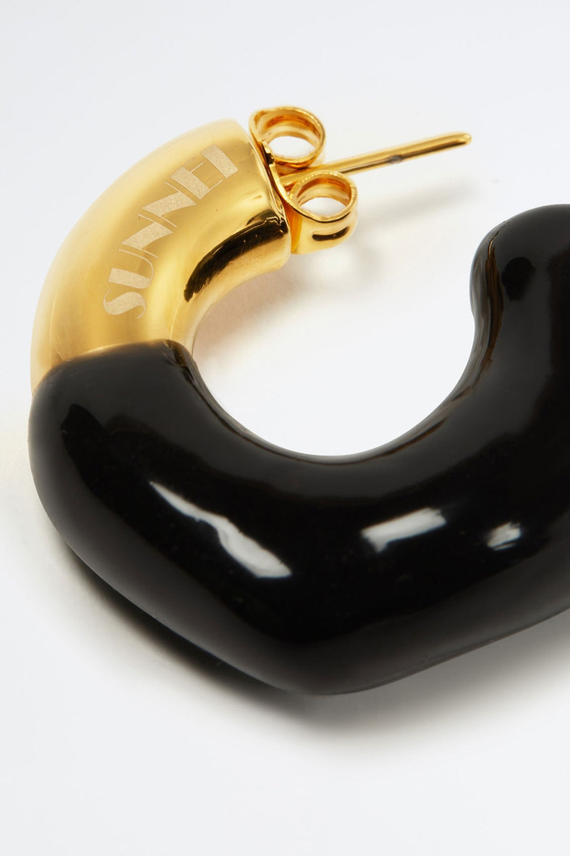 SUNNEI SMALL RUBBERIZED EARRINGS GOLD / black outlook
