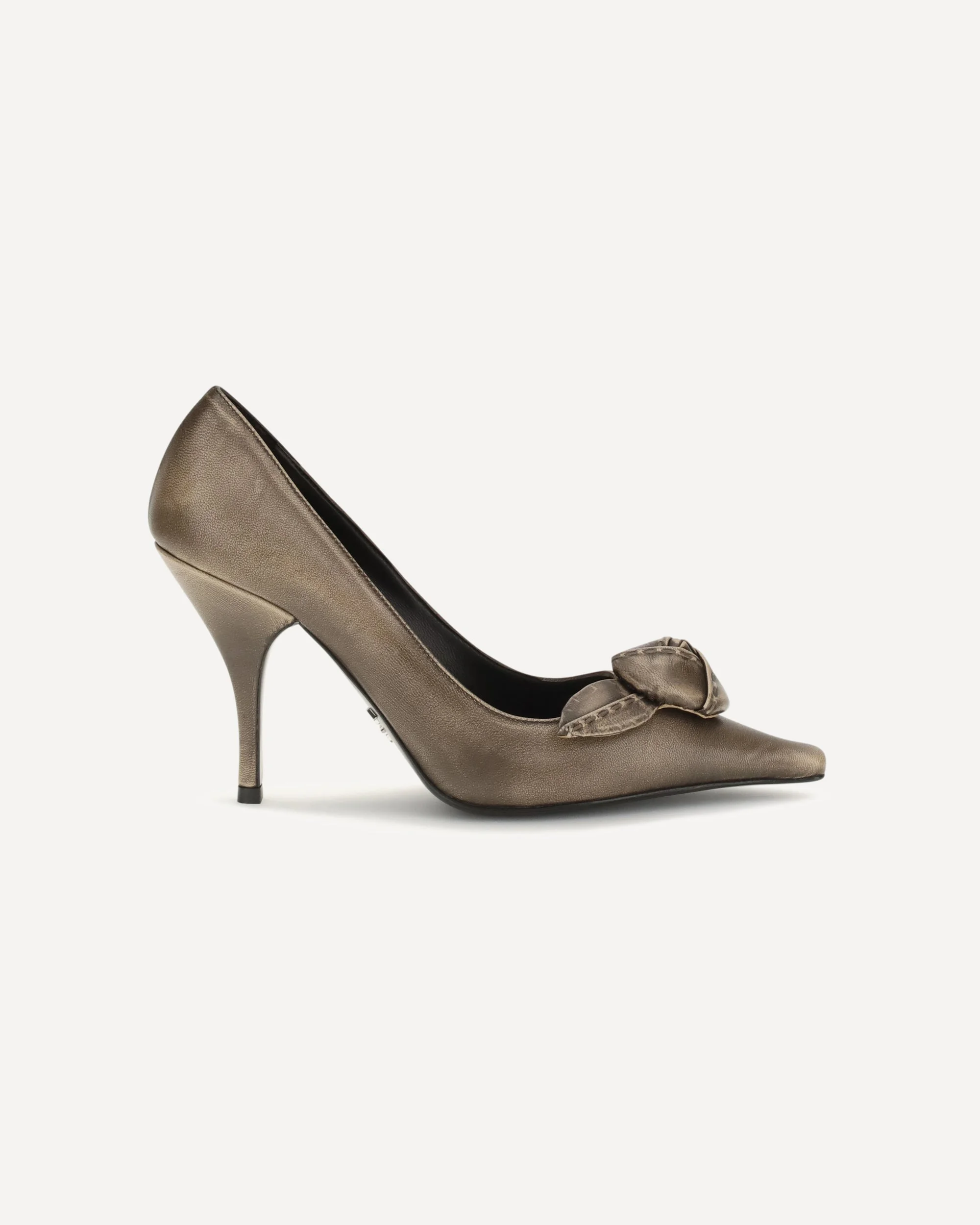 Leather Pumps with rose appliqué - 1
