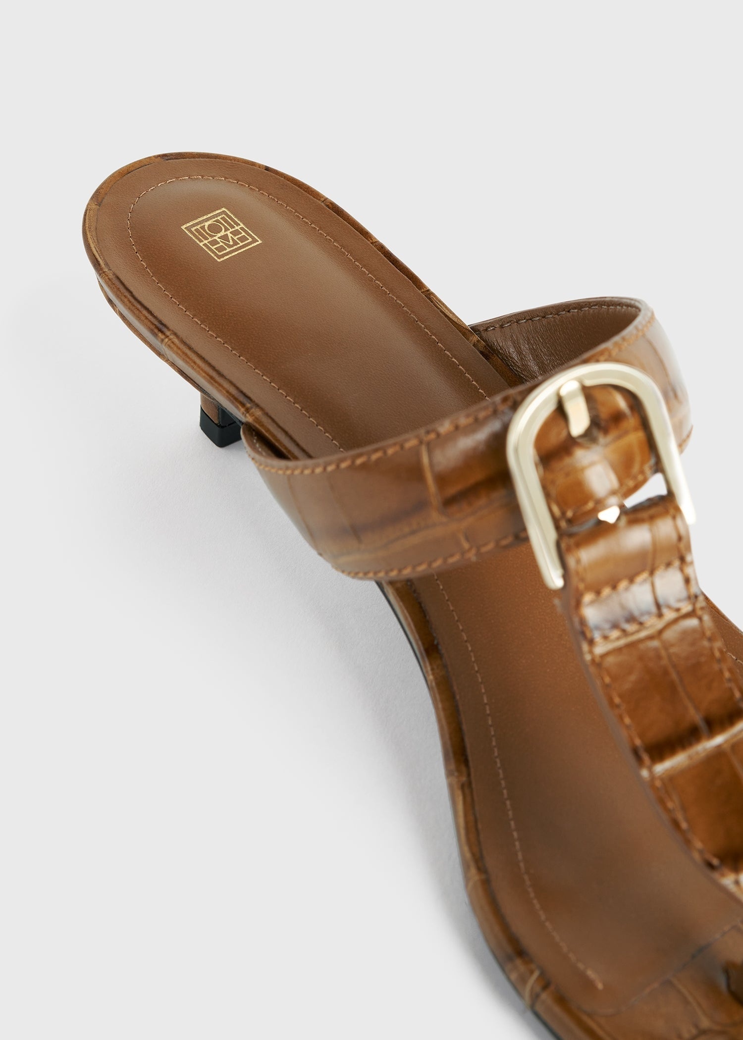 Totême The Belted Croco Flip-Flop Heel camel | REVERSIBLE