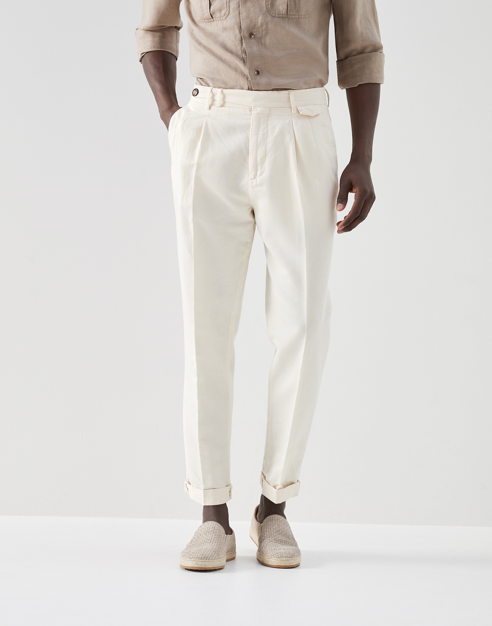 Garment-dyed leisure fit trousers in twisted linen and cotton gabardine with double pleats and draws - 1