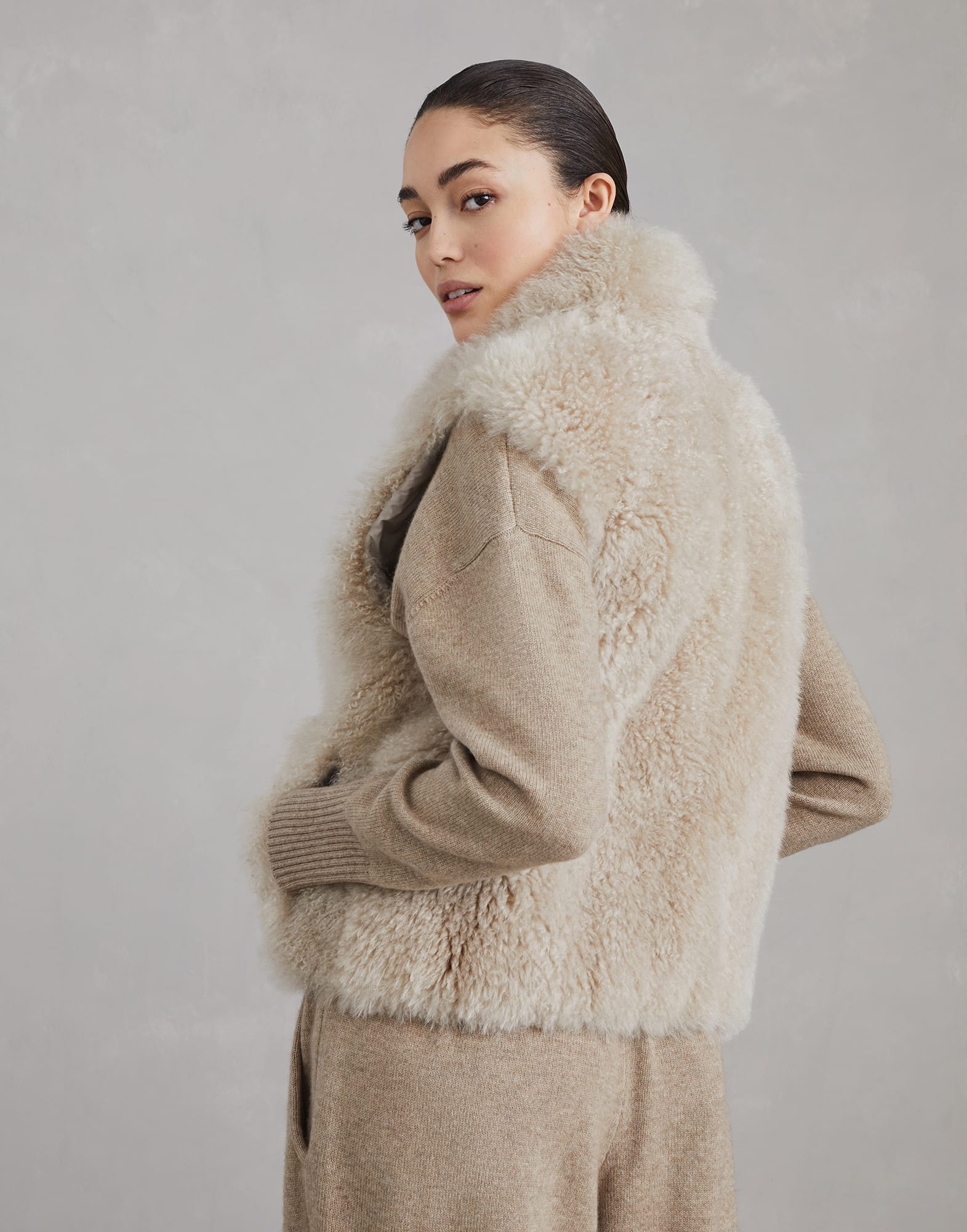 Plush cashmere shearling reversible vest with shiny trims - 2