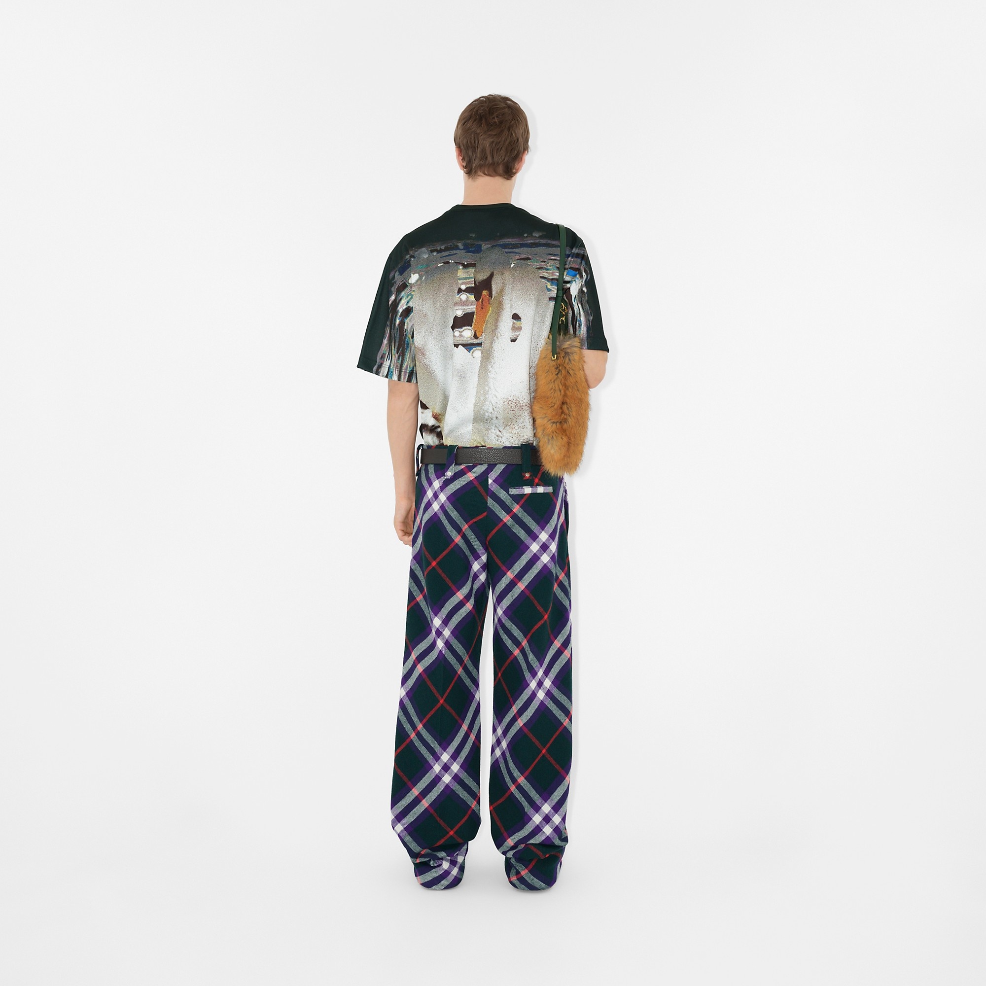 【送料&関税込】Burberry Swan Print T-shirt Burberry Swan Print T-shirt | italist