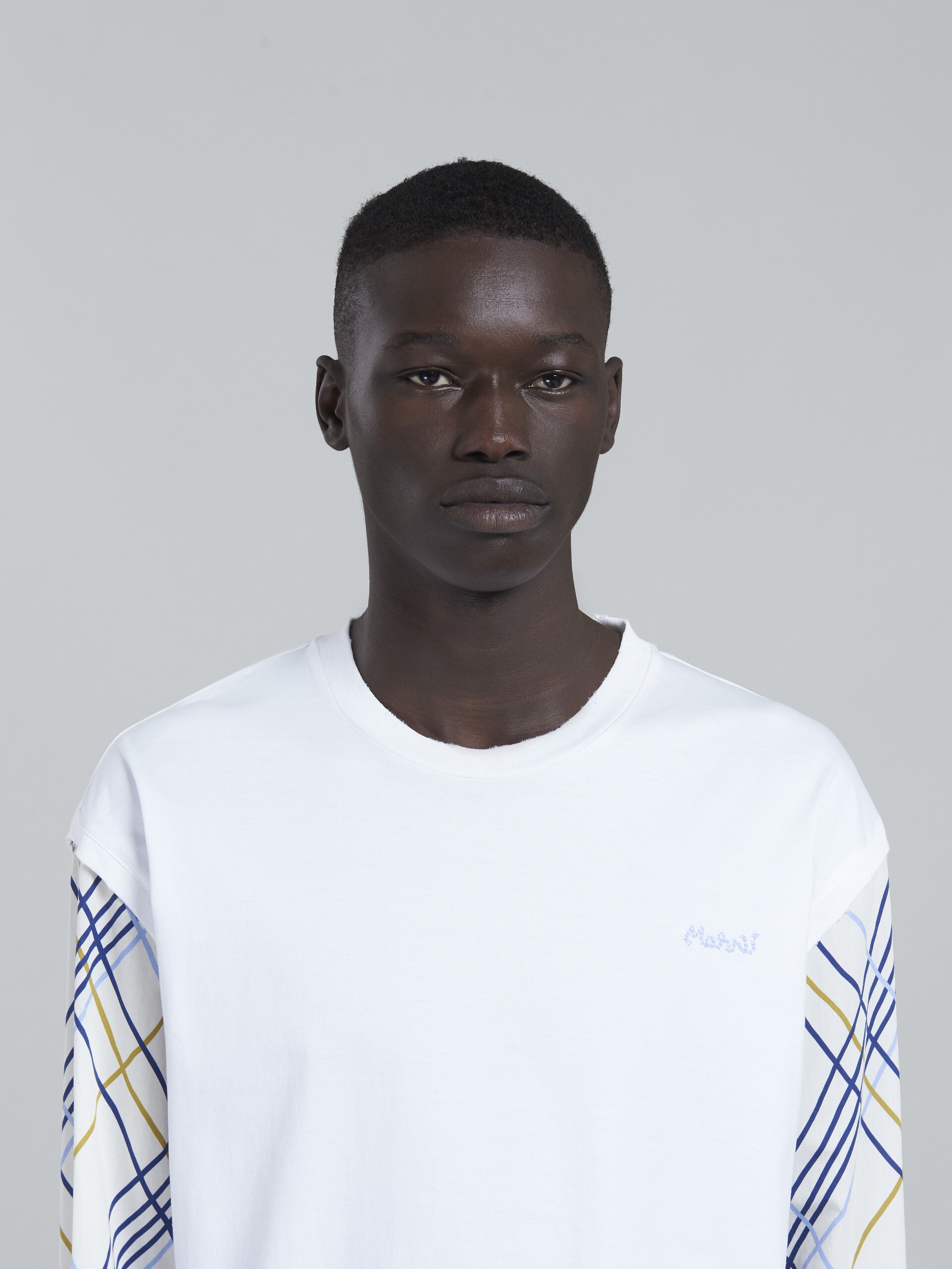 WHITE T-SHIRT WITH CONTRASTING SLEEVES - 4
