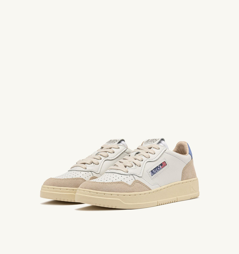 AUTRY MEDALIST LOW SNEAKERS IN WHITE AND DELLA ROBBIA BLUE SUEDE AND LEATHER outlook