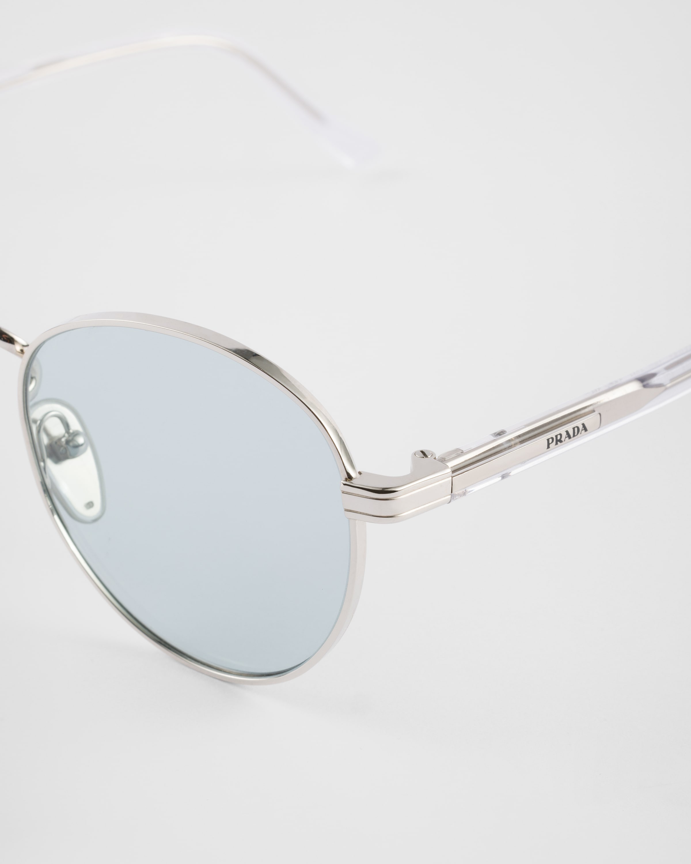 Sunglasses with the iconic metal plaque - 5