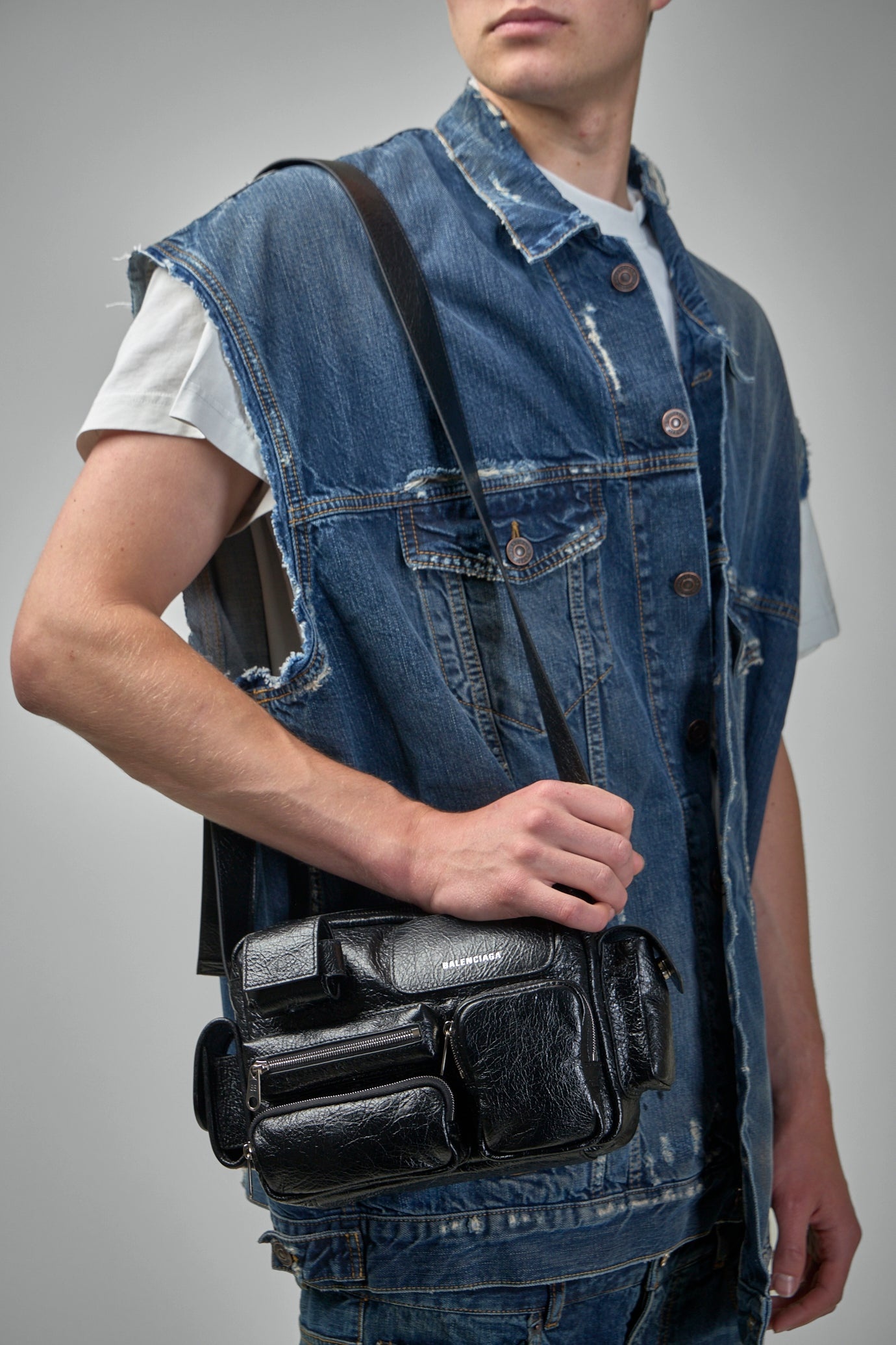 BALENCIAGA Superbusy Camera Bag | labelsfashion | REVERSIBLE