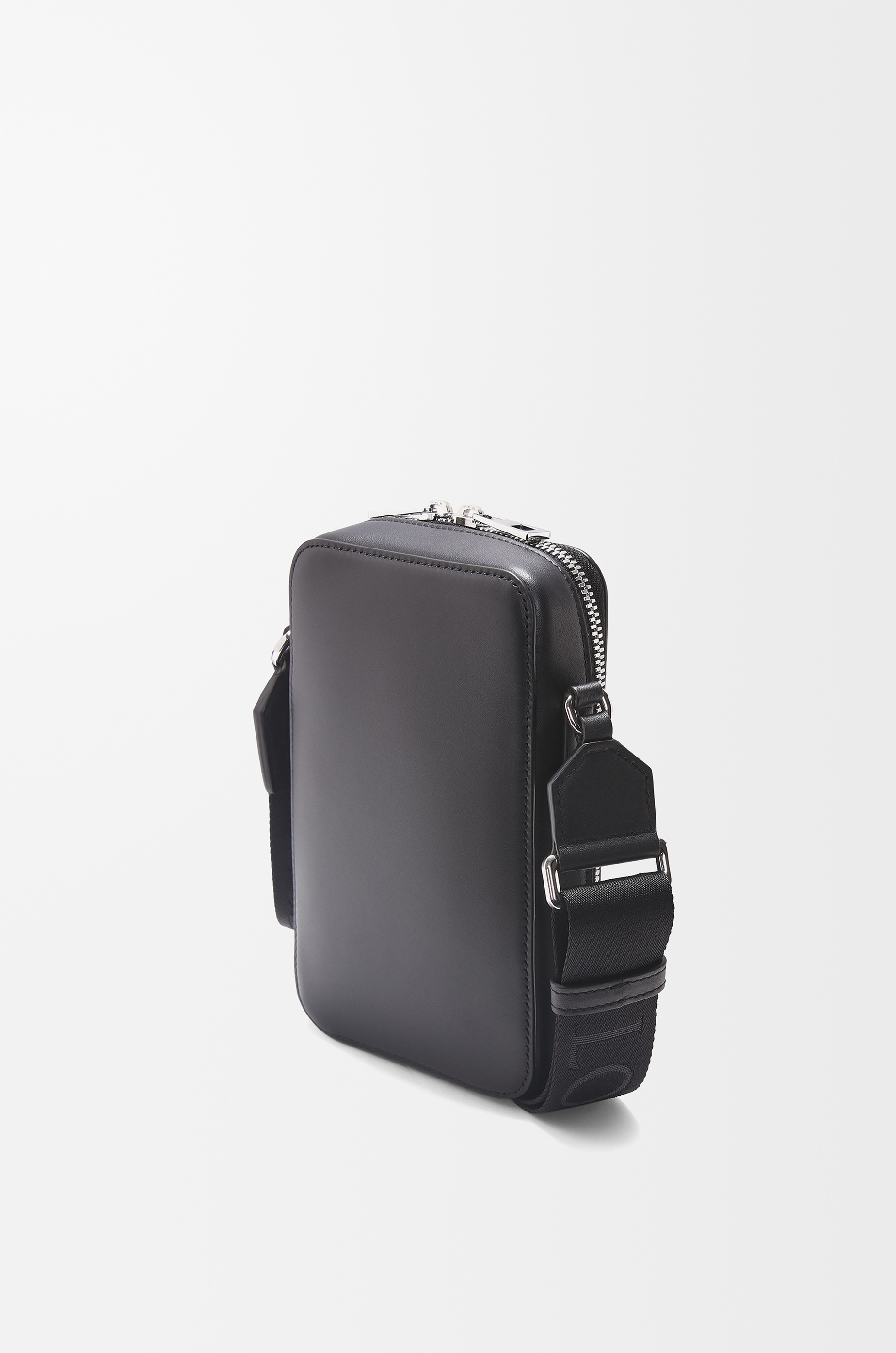 Vertical crossbody pocket in satin calfskin - 4