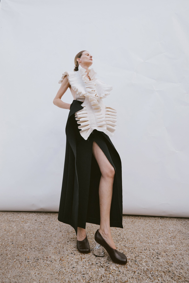 A.W.A.K.E. MODE STRUCTURAL TOP IVORY outlook