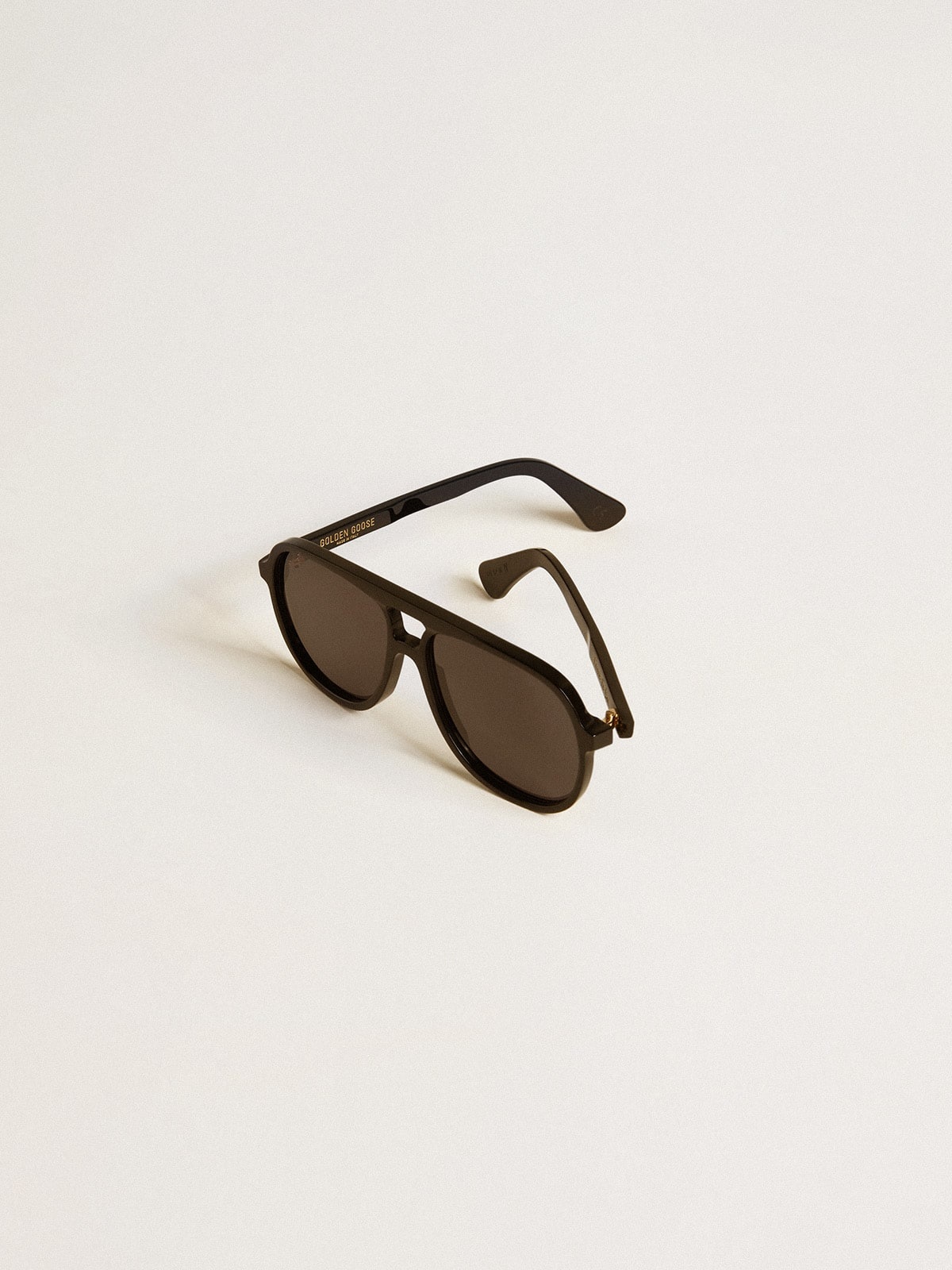 Aviator style sunglasses with black frame and lenses - 2