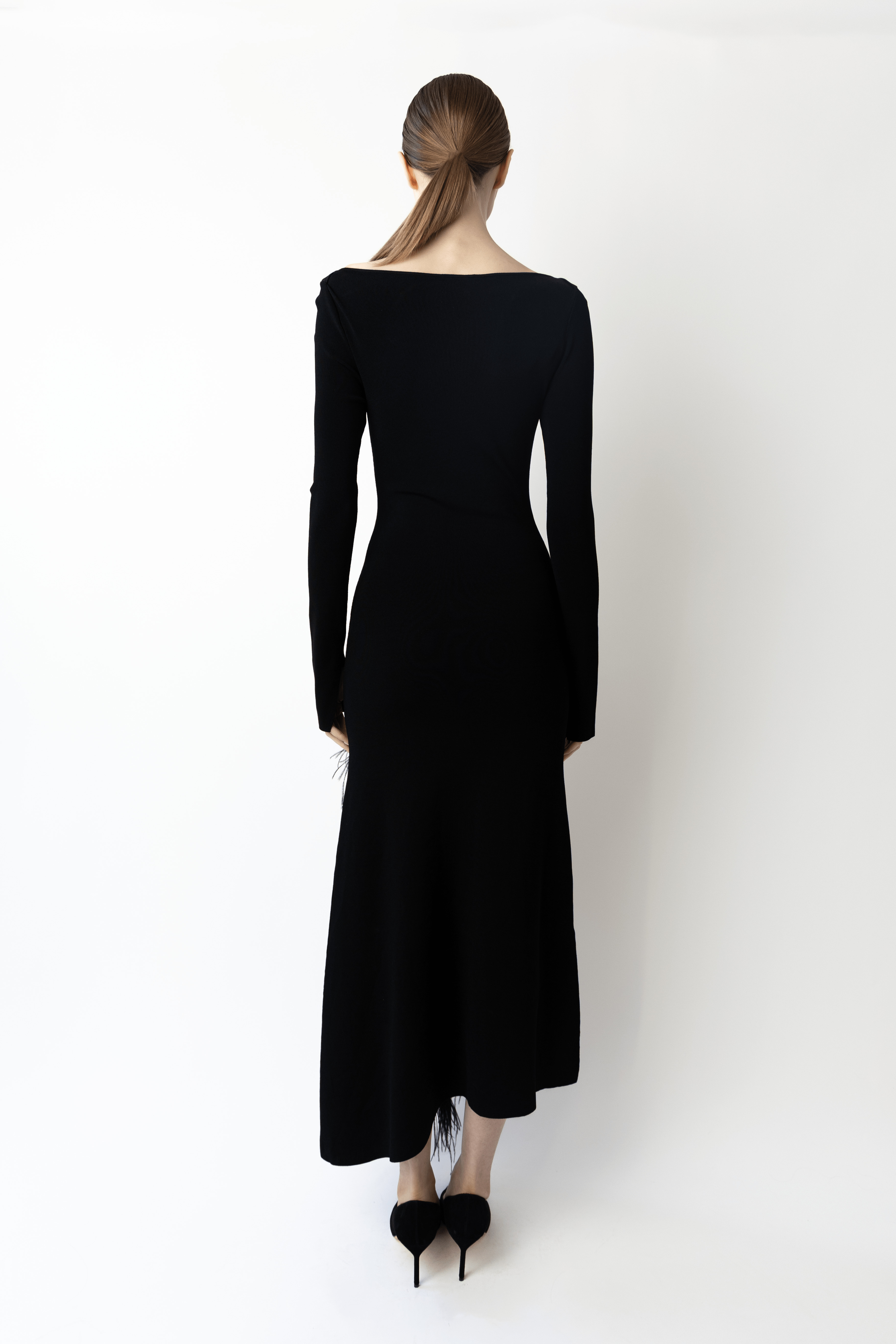 Matte Viscose Boatneck Dress With Feathers - 3