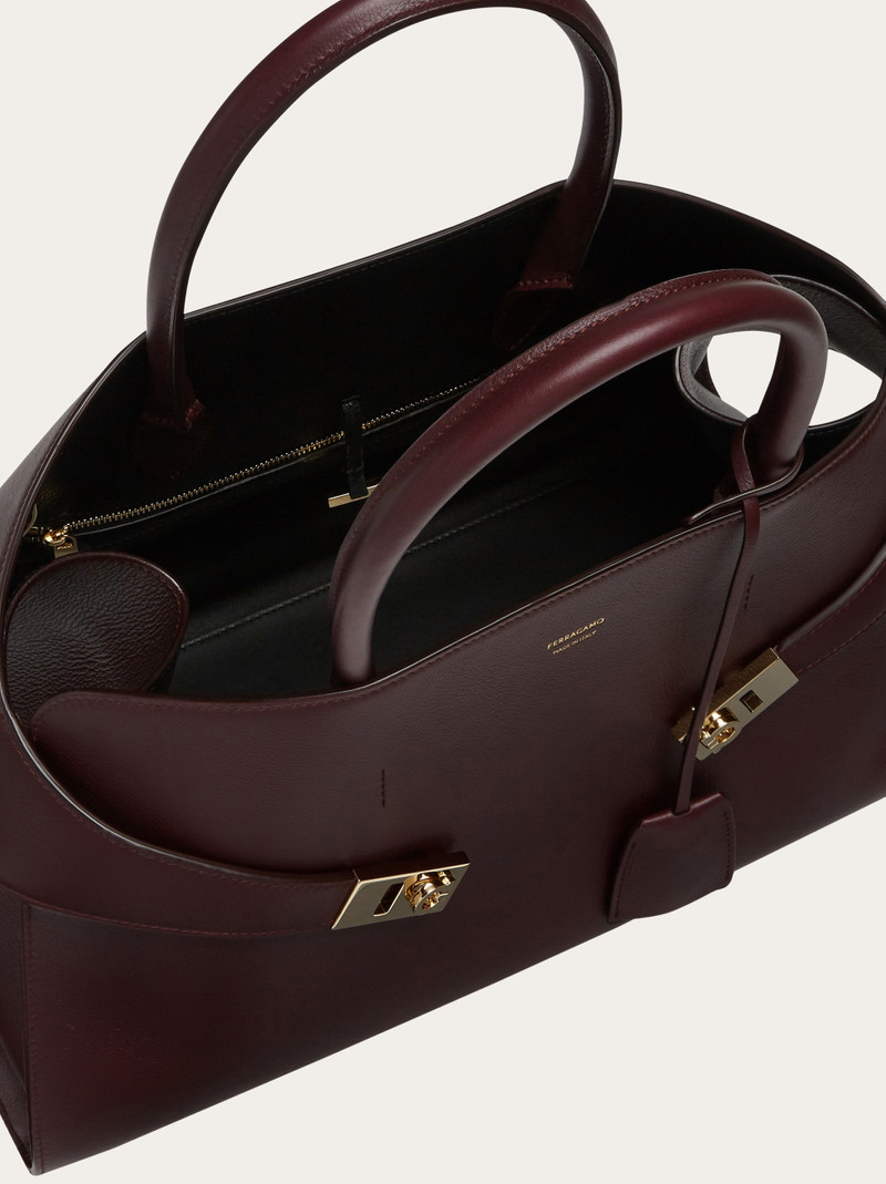 Hug handbag (M) 6