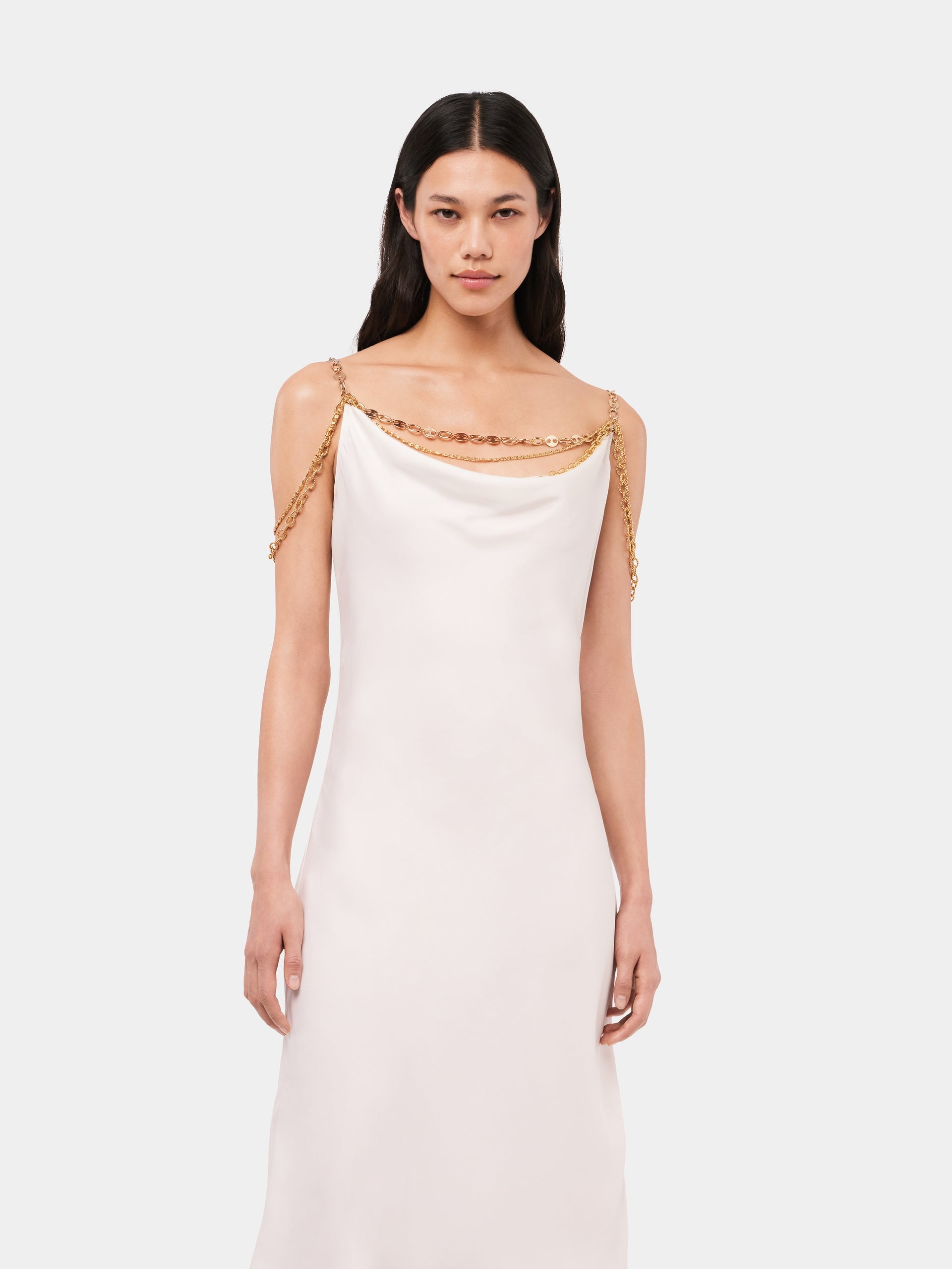 LIGHT PLEATED WHITE DRESS EMBELLISHED WITH "EIGHT" SIGNATURE CHAIN - 4
