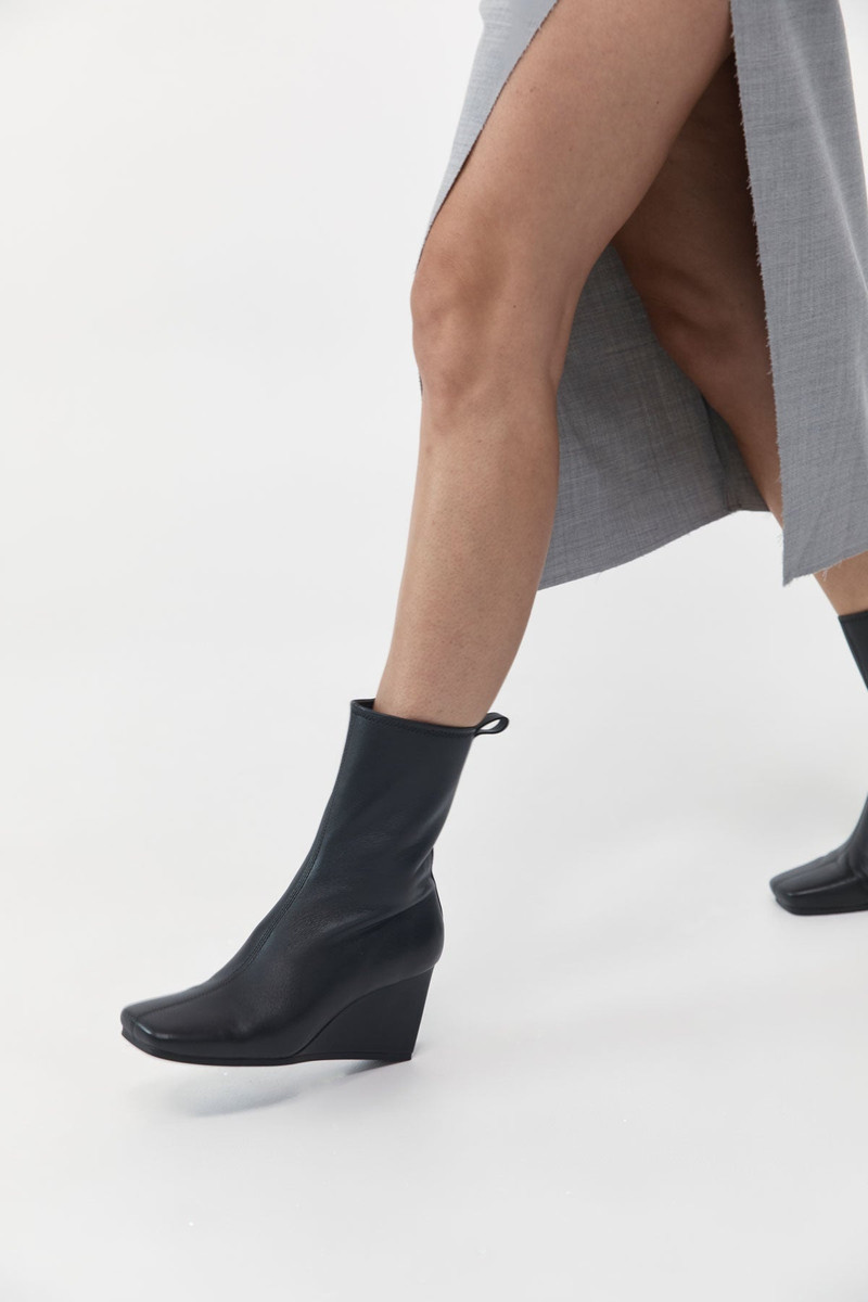 ST. AGNI Wedge Boot - Black outlook