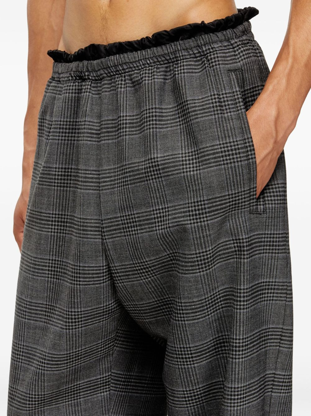 elasticated-waist checked trousers - 5