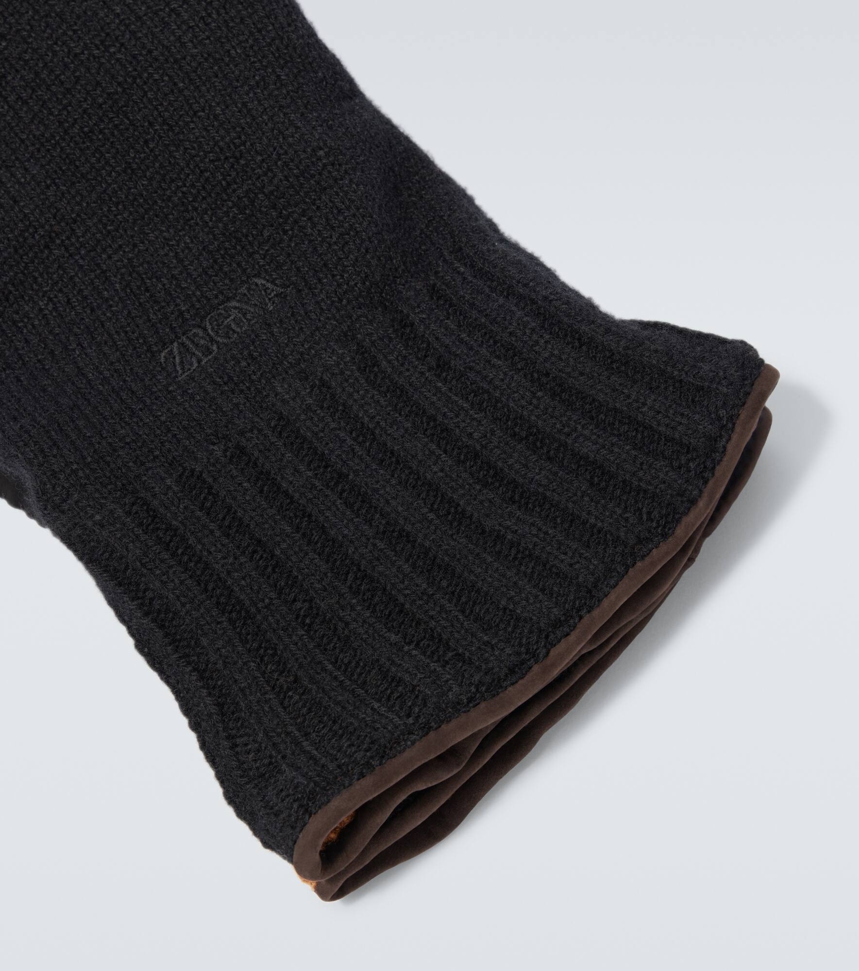 Leather-trimmed cashmere gloves - 2