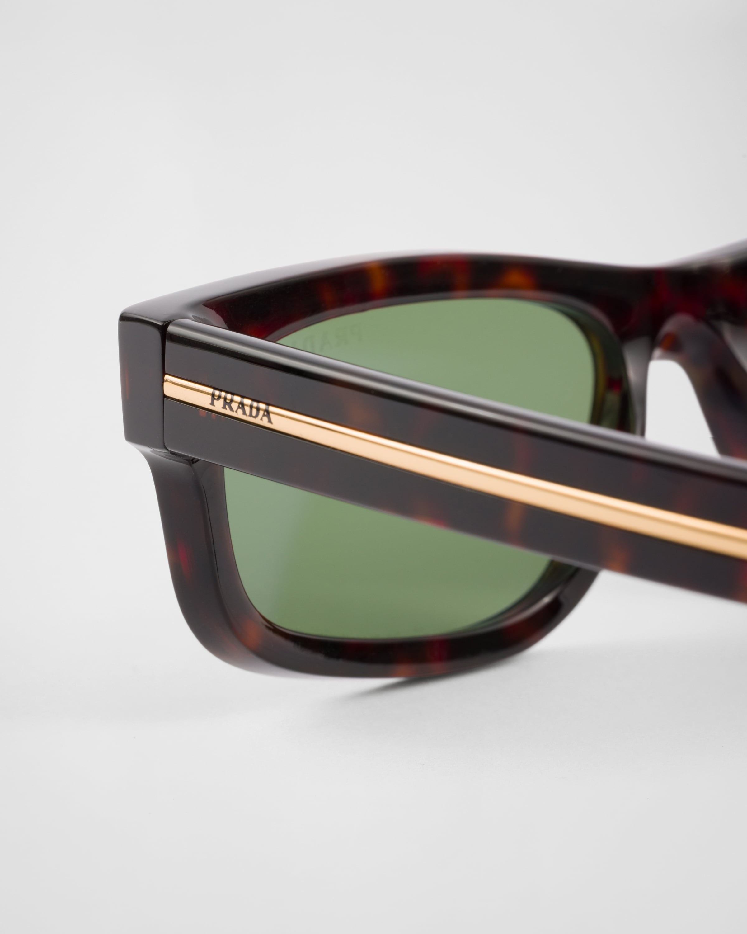 Sunglasses with the iconic metal plaque - 5