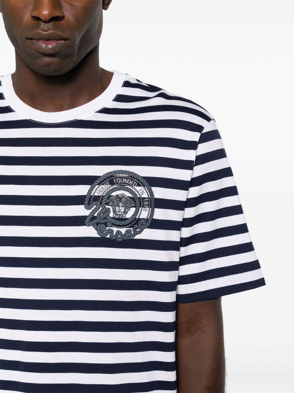Medusa-embroidered striped T-shirt - 5