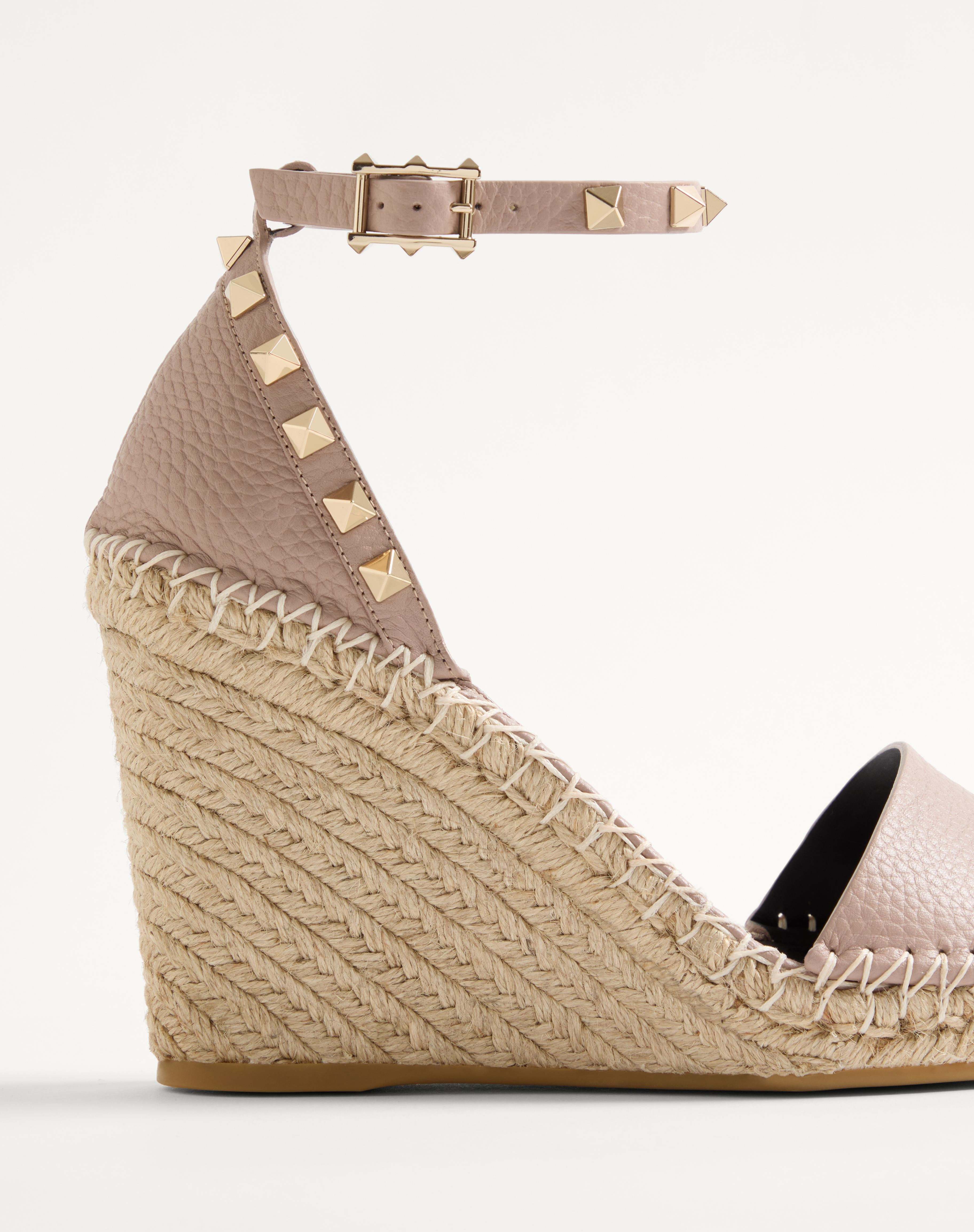 DOUBLE ROCKSTUD GRAINY CALFSKIN WEDGE SANDAL 105 MM - 7