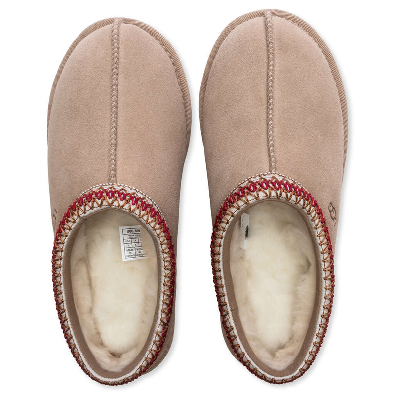UGG WOMEN'S TASMAN SLIPPER - SAND/DARK CHERRY outlook