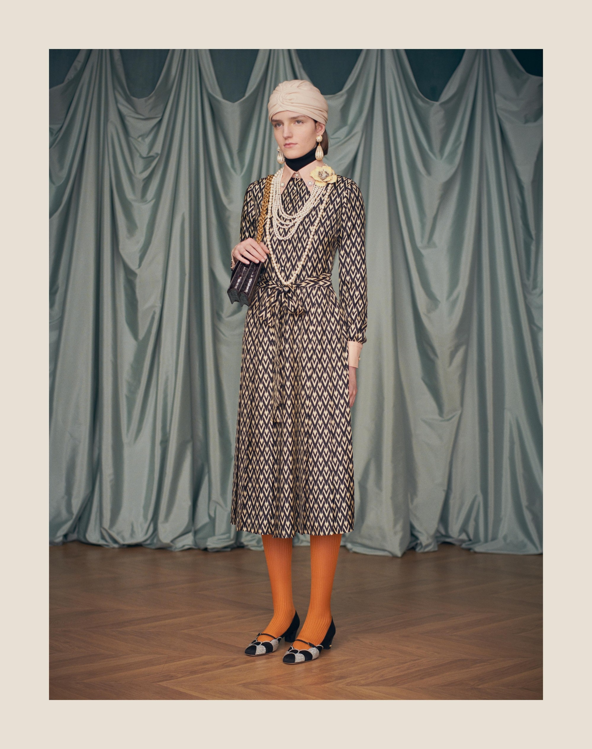 スカート VALENTINO Valentino Garavani 'Toute La V' midi dress c22ba6c18a91f9e290ed37024c4d92