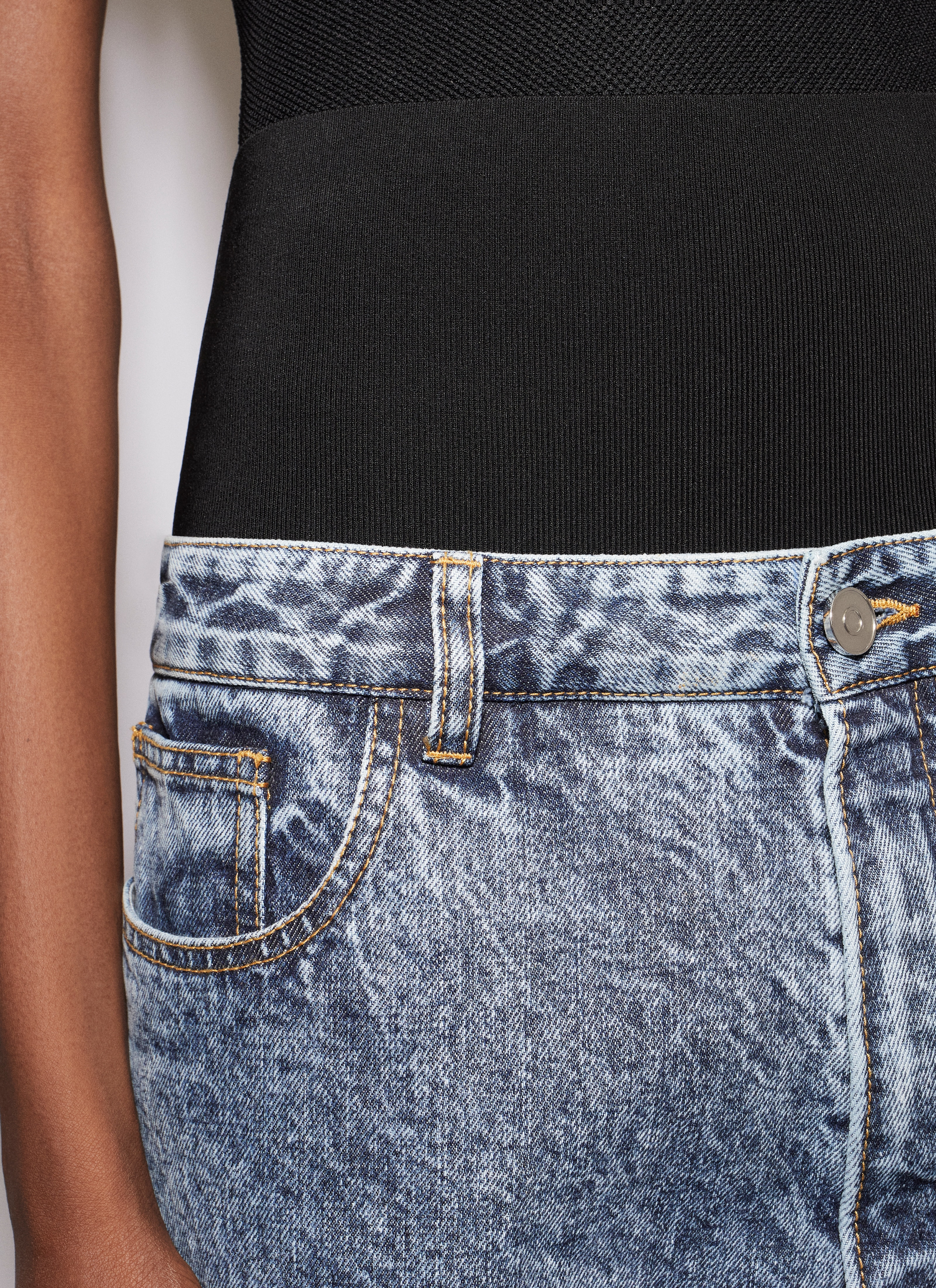 KNIT BAND JEANS IN SNOW DENIM - 6