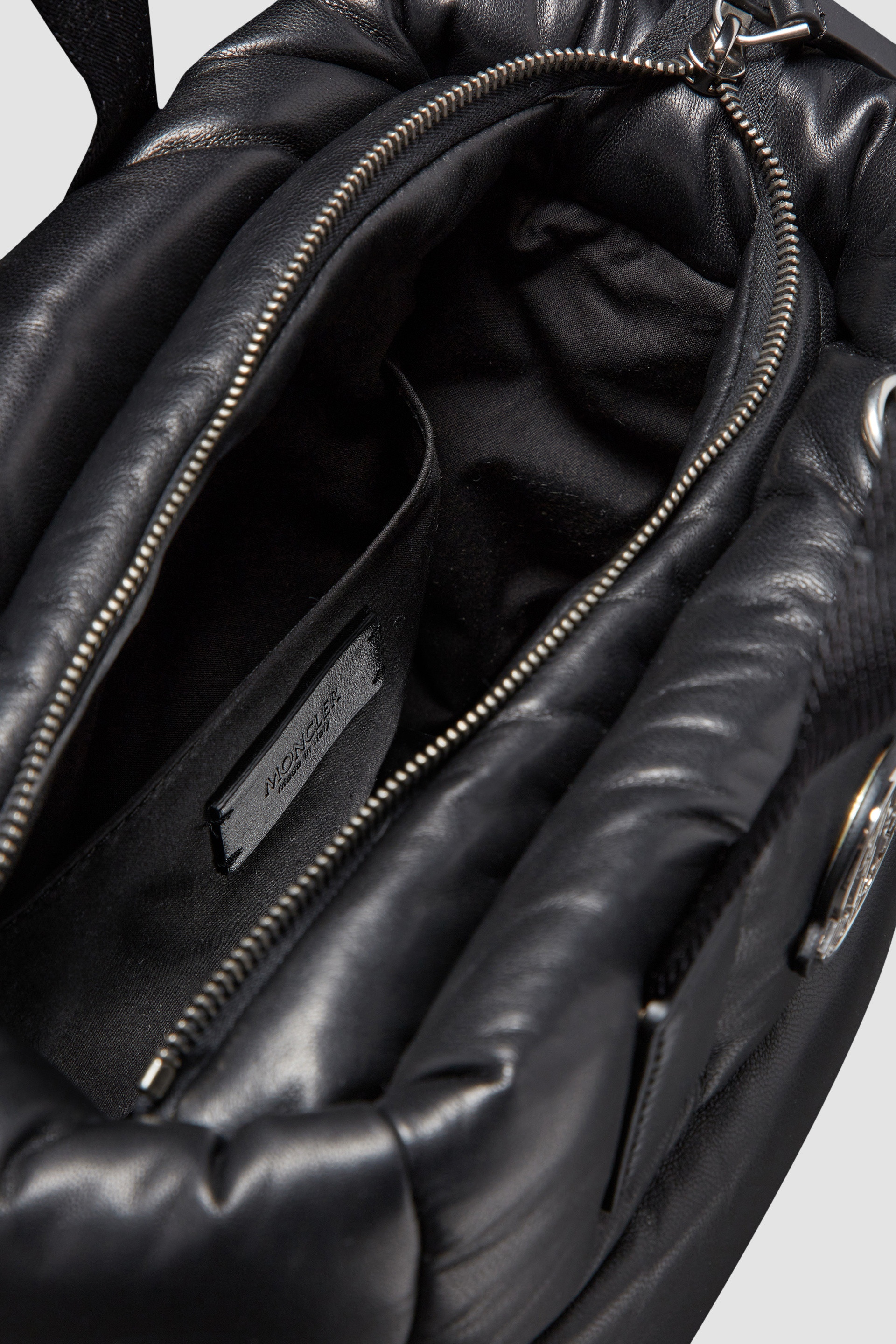 【MONCLER】CARADOC ミニトートバッグ エレガント レザー Moncler Caradoc Mini Tote Bag | REVERSIBLE