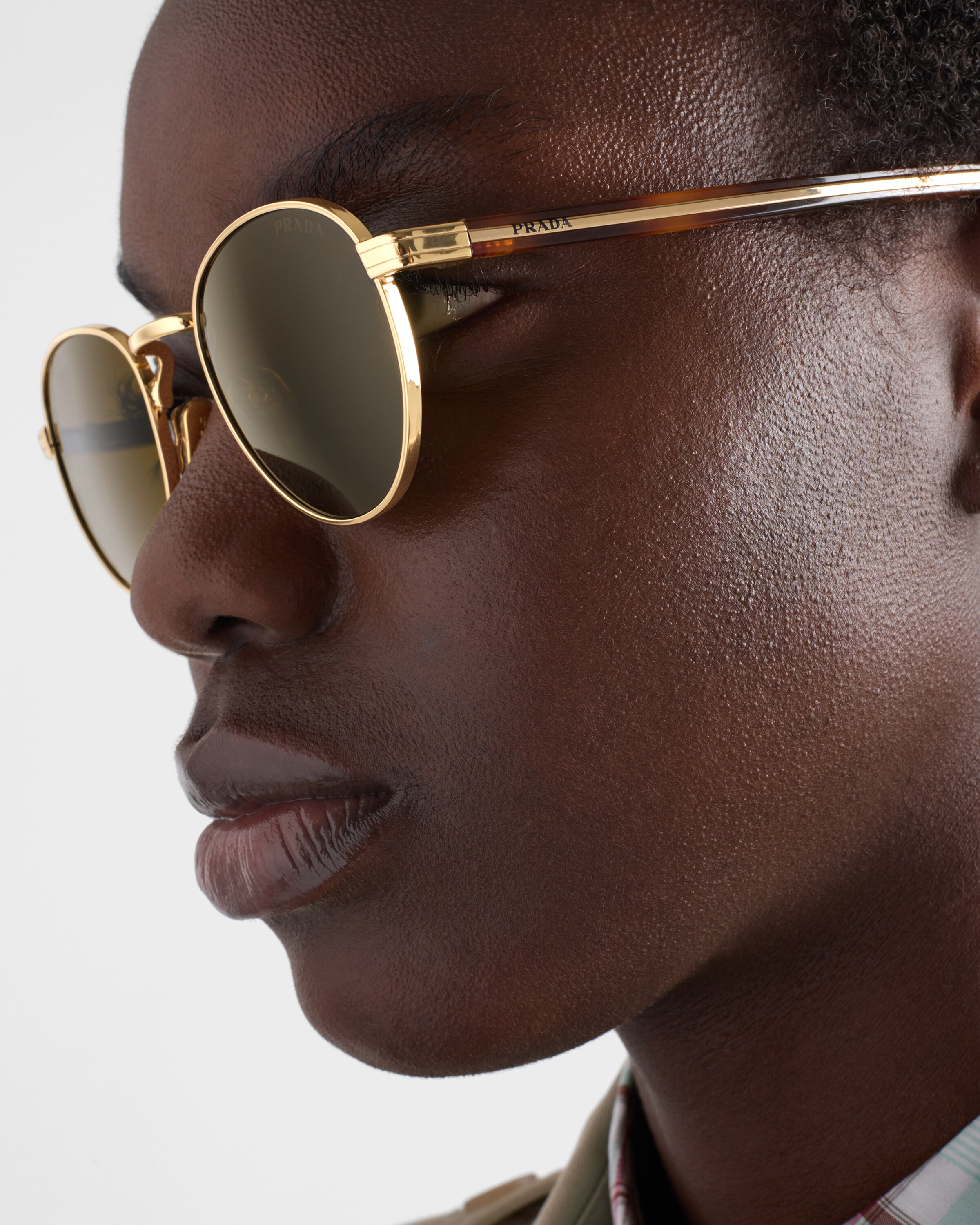 Sunglasses with the iconic metal plaque - 6