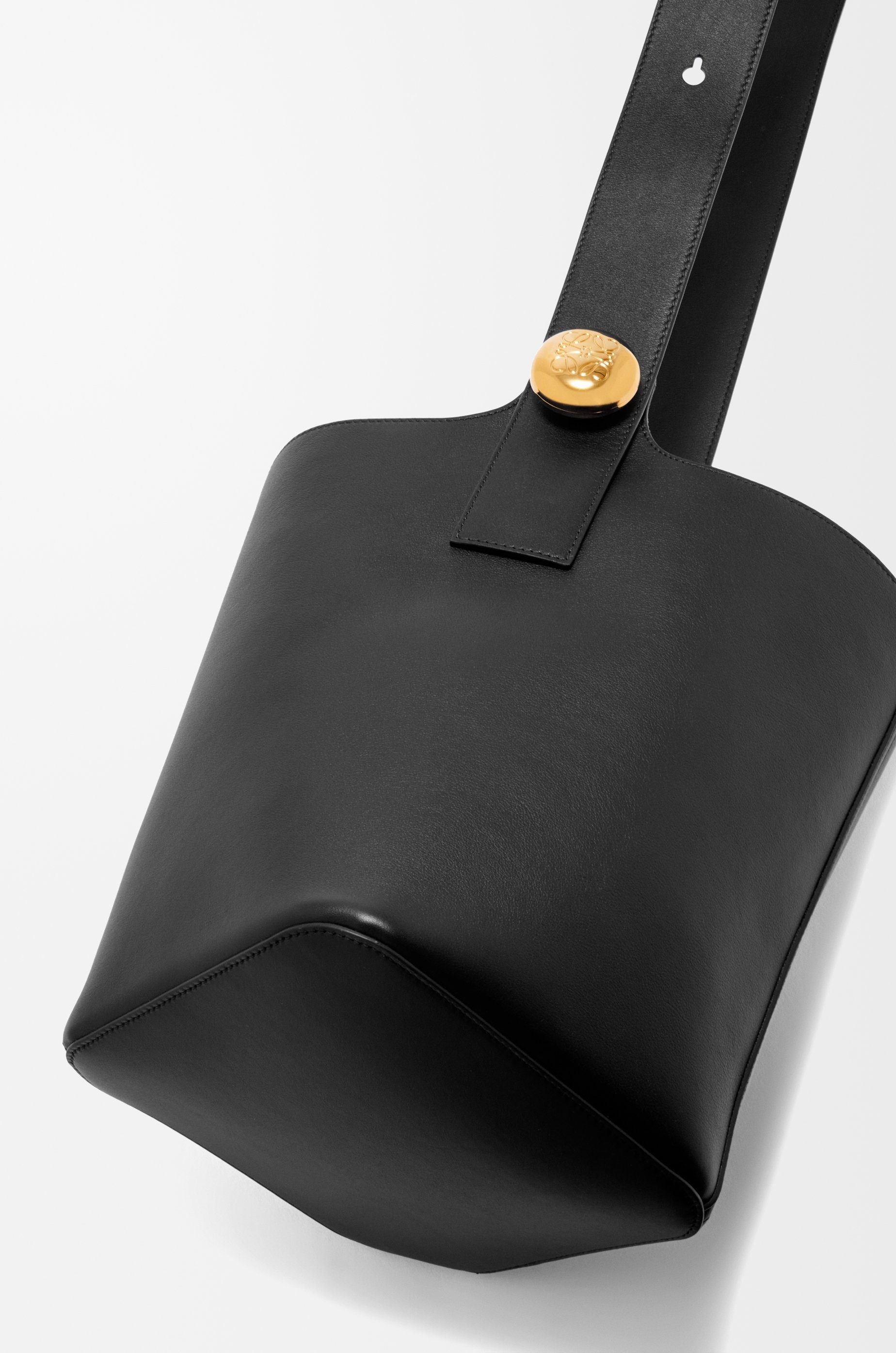 Medium Pebble Bucket bag in mellow calfskin - 8