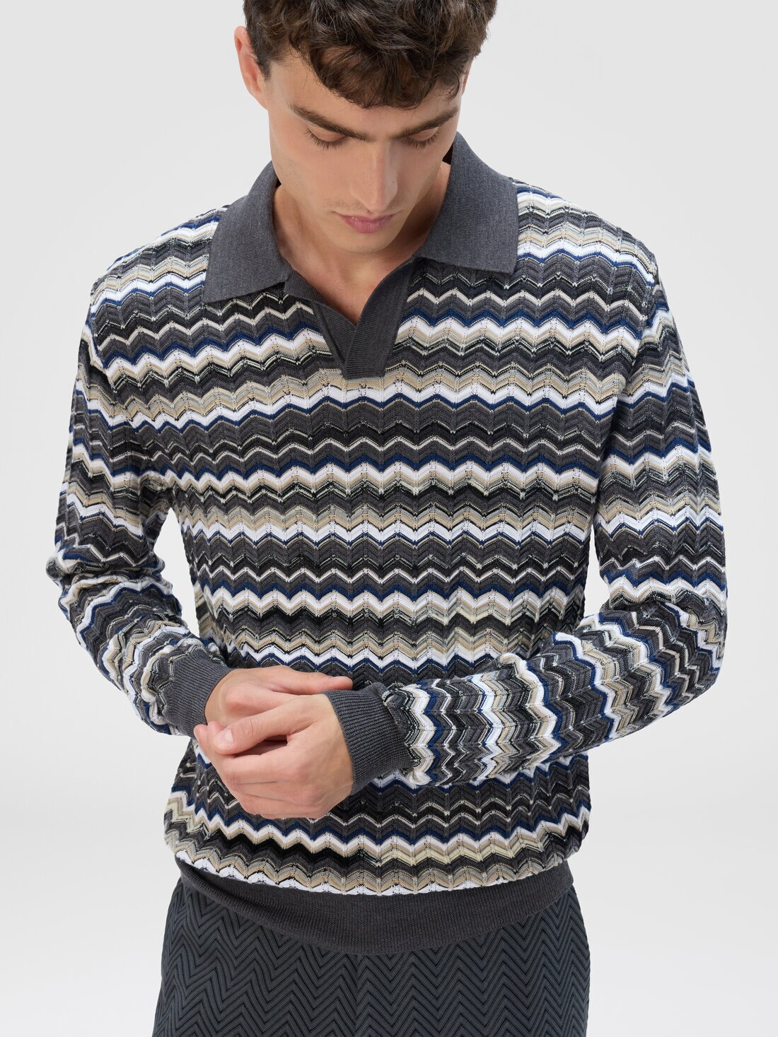 Long Sleeve Polo with V-Neck and Zigzag Pattern - 4