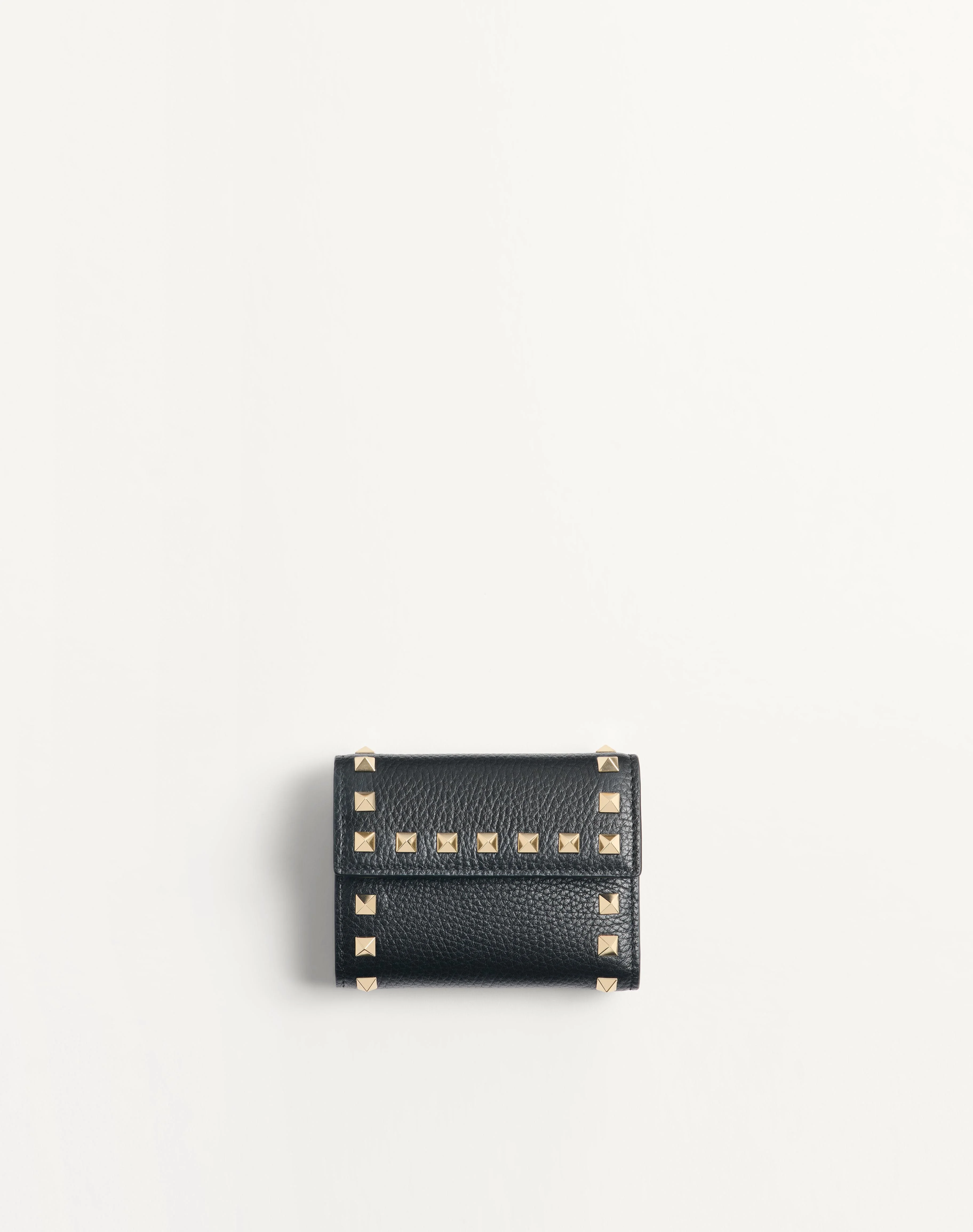 ROCKSTUD TRIFOLD WALLET IN GRAINY CALFSKIN - 1