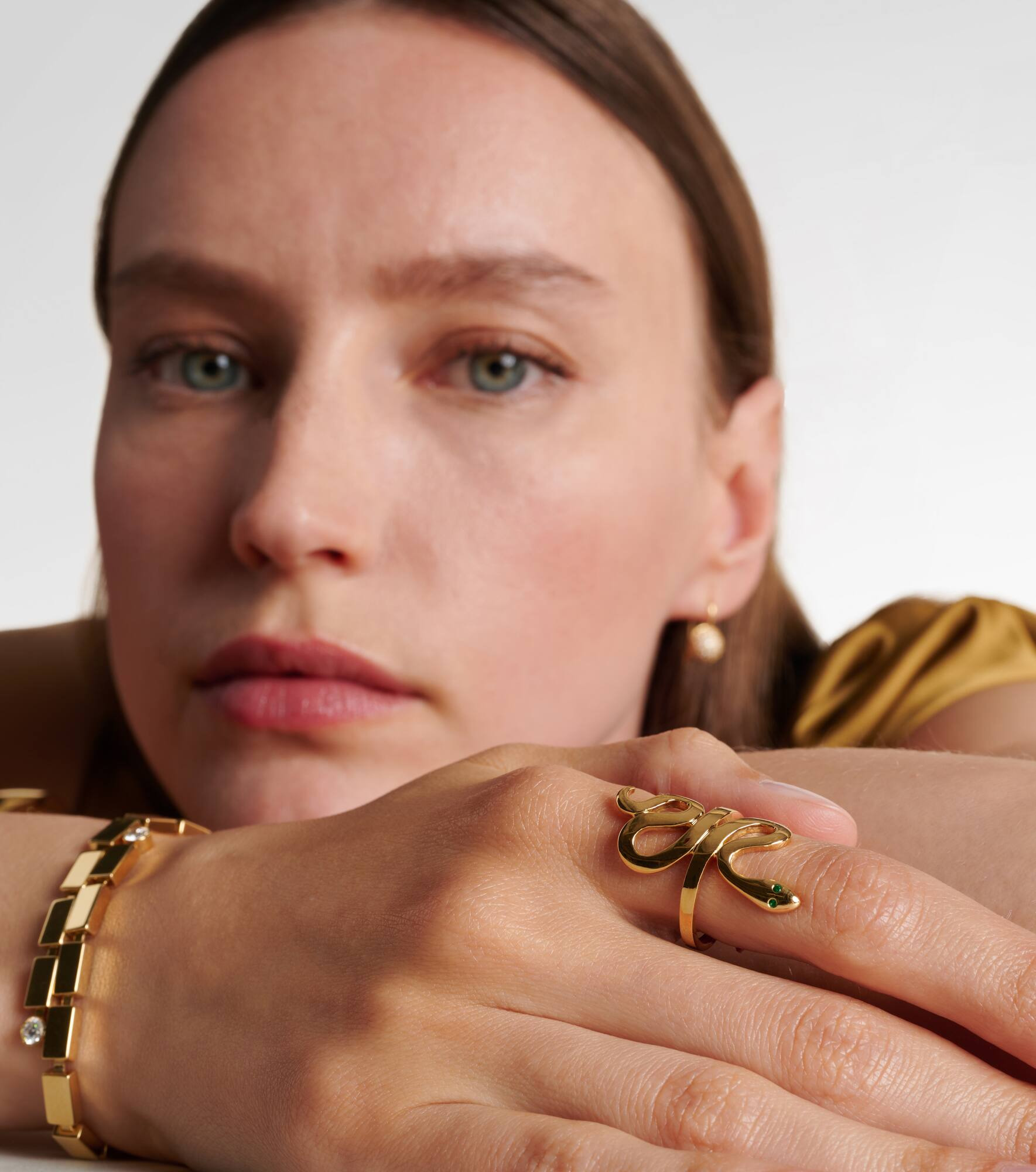 18kt gold ring with emeralds - 2