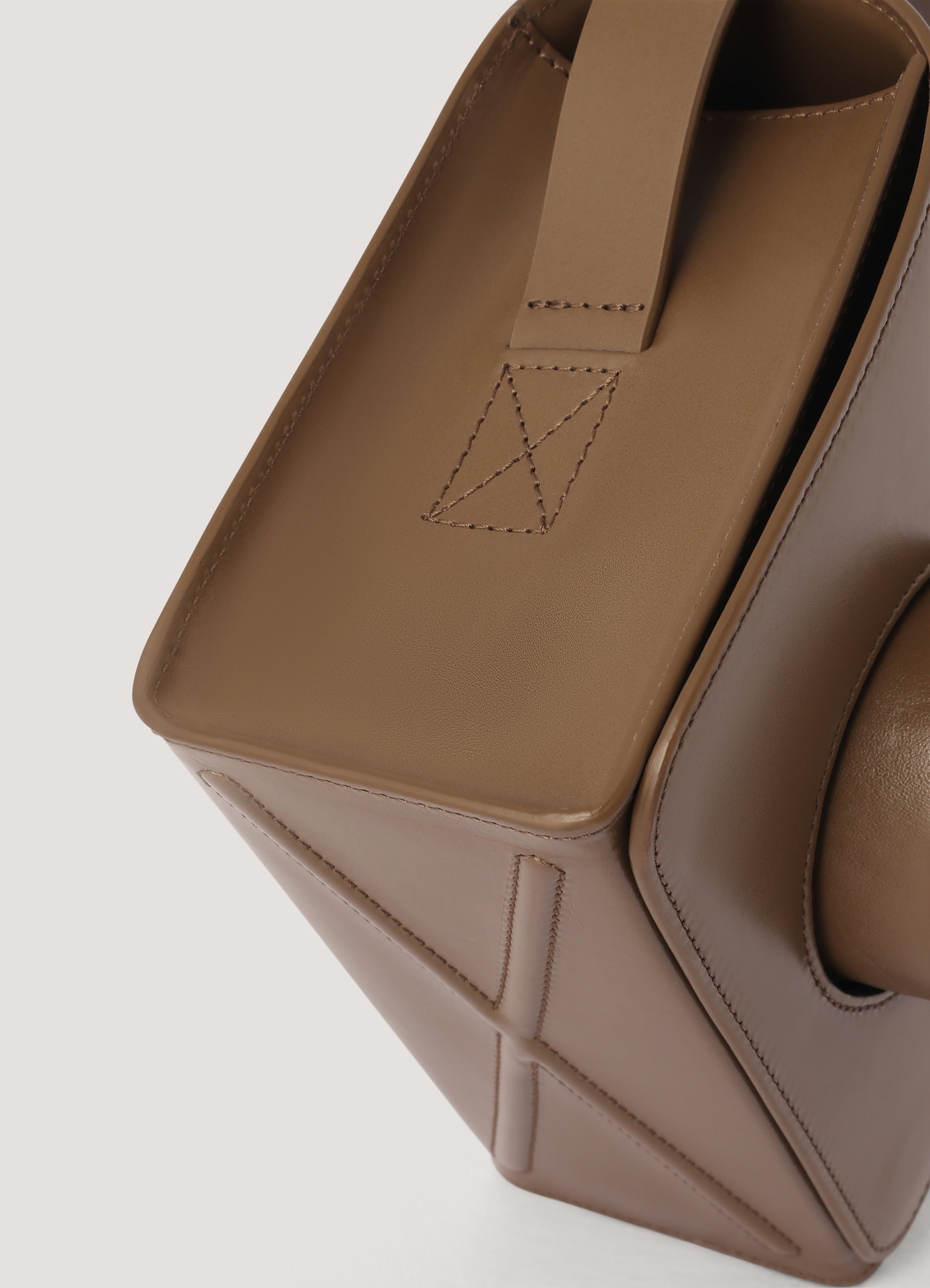 CAMERA BAG
VEGETABLE-TANNED LEATHER - 5