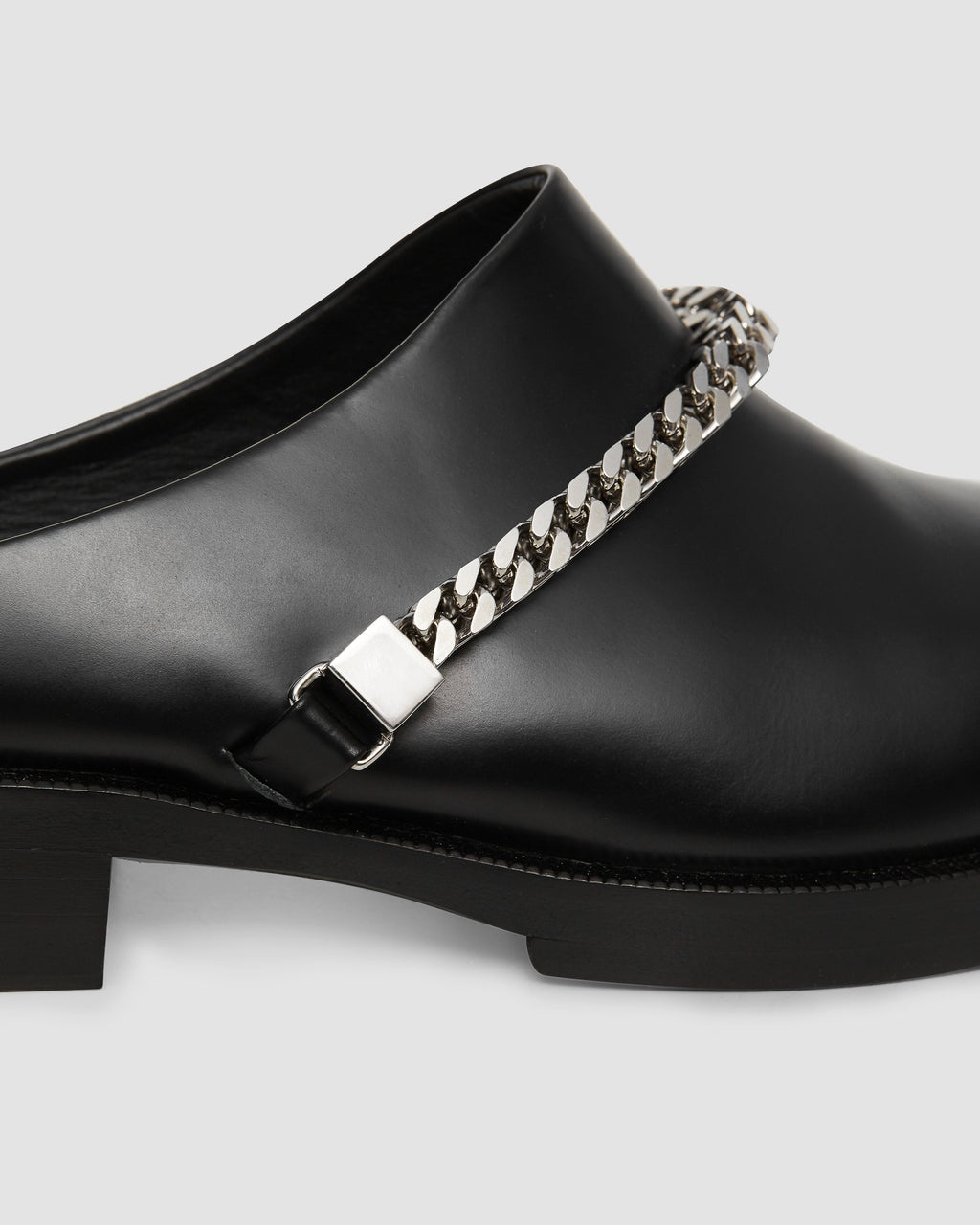 FORMAL CLOG W  CHAIN - 7