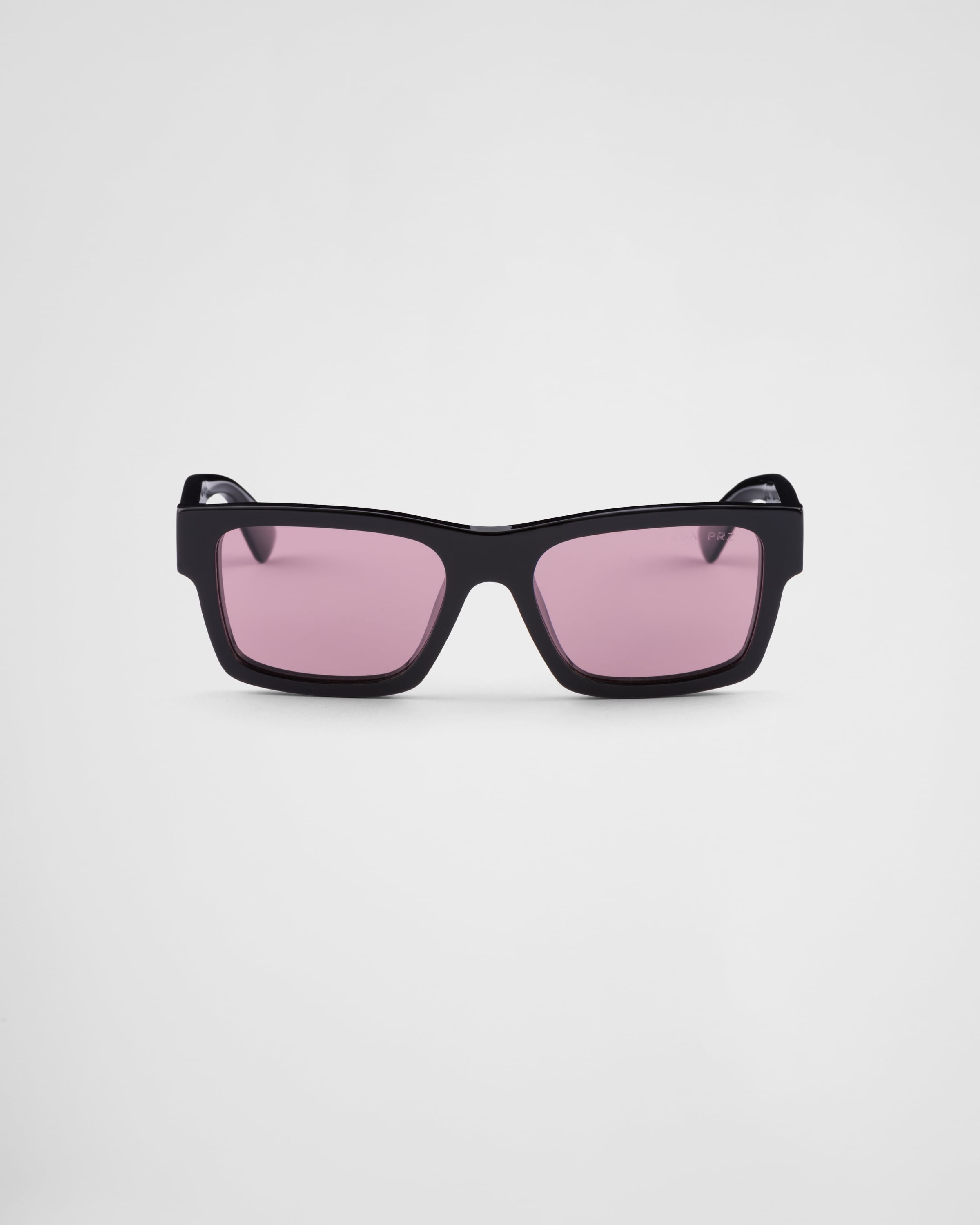 Sunglasses with iconic metal plaque - 1