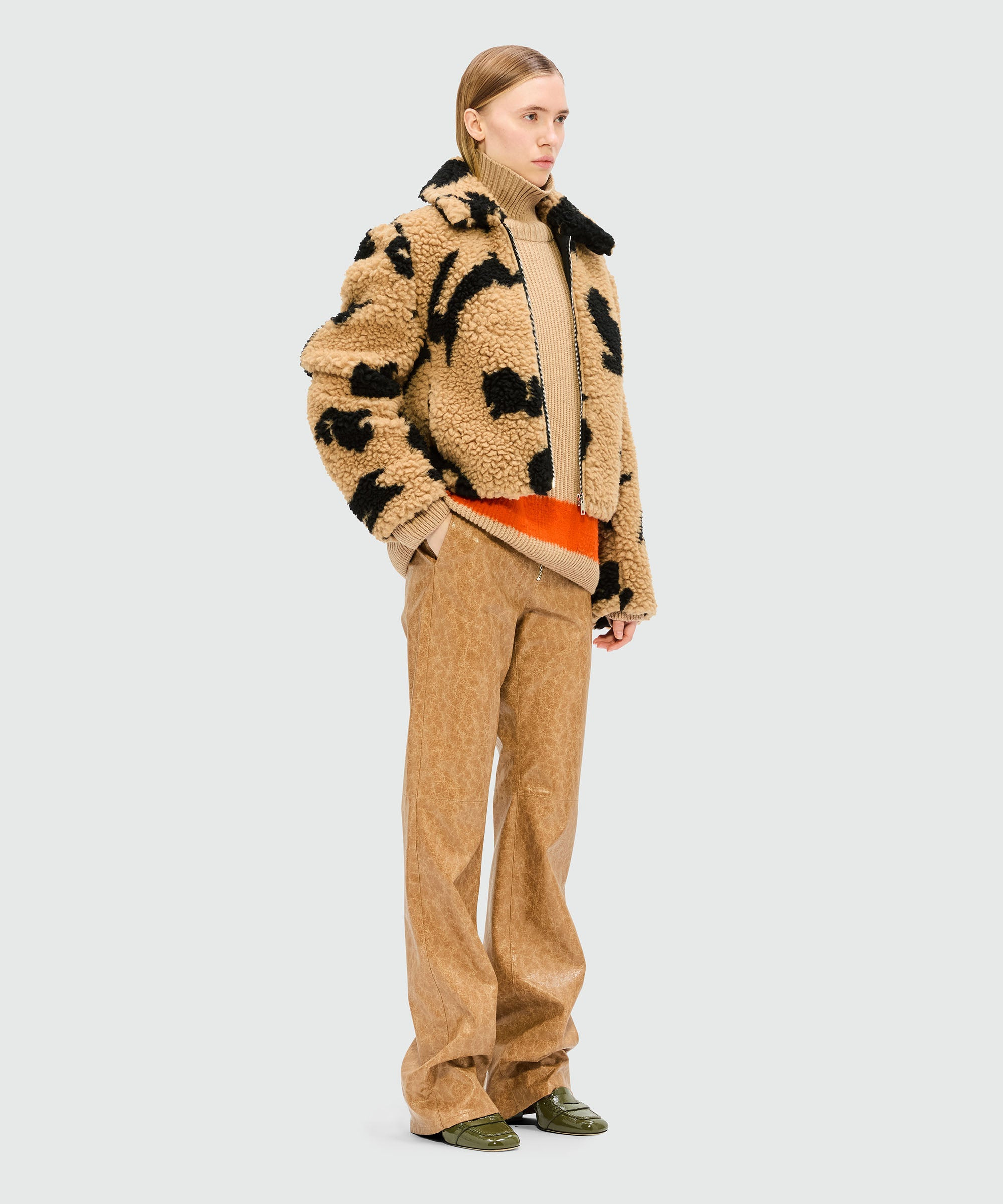 Beige turtleneck sweater with colorblock detail - 4