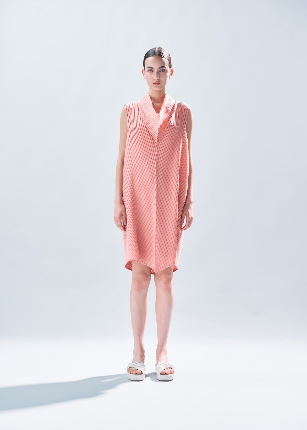 PAPER LIKE PLEATS DRESS - 3