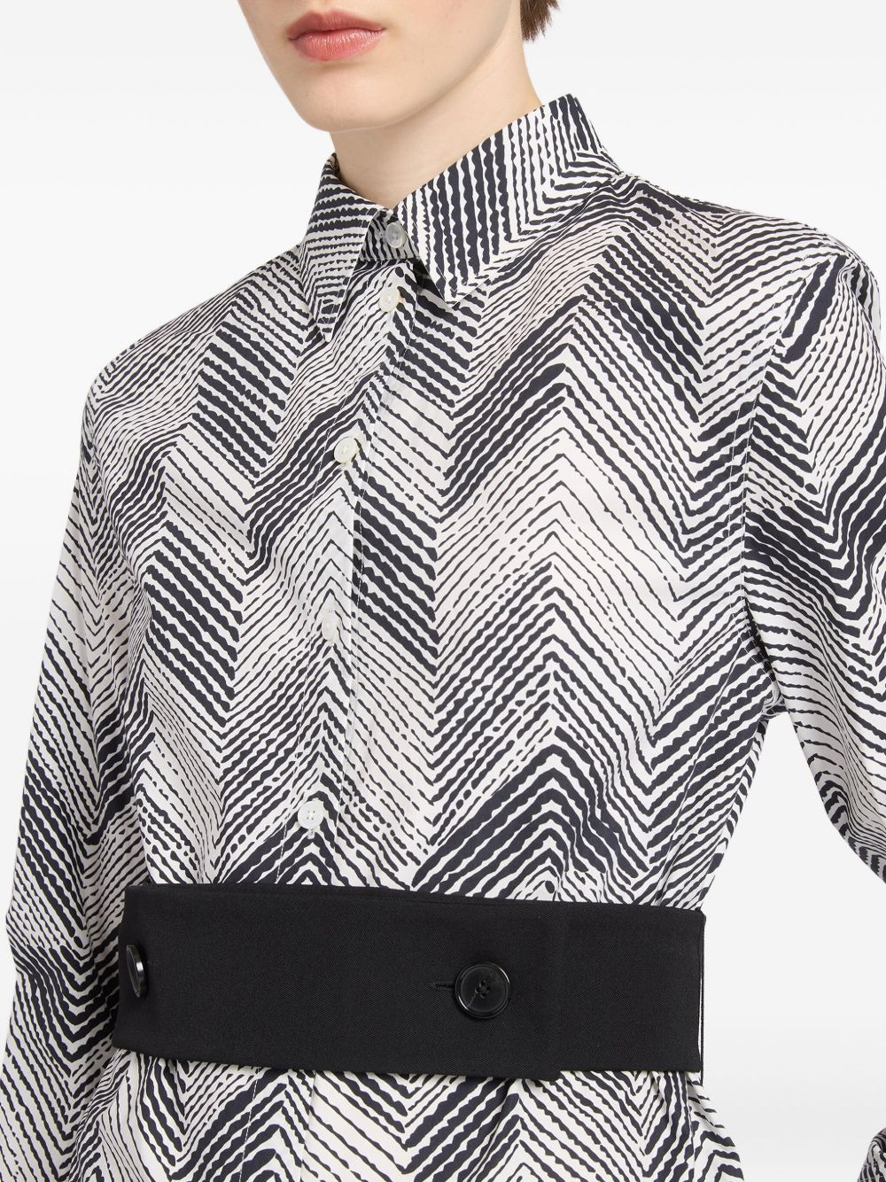 chevron-patterned belted shirt - 4