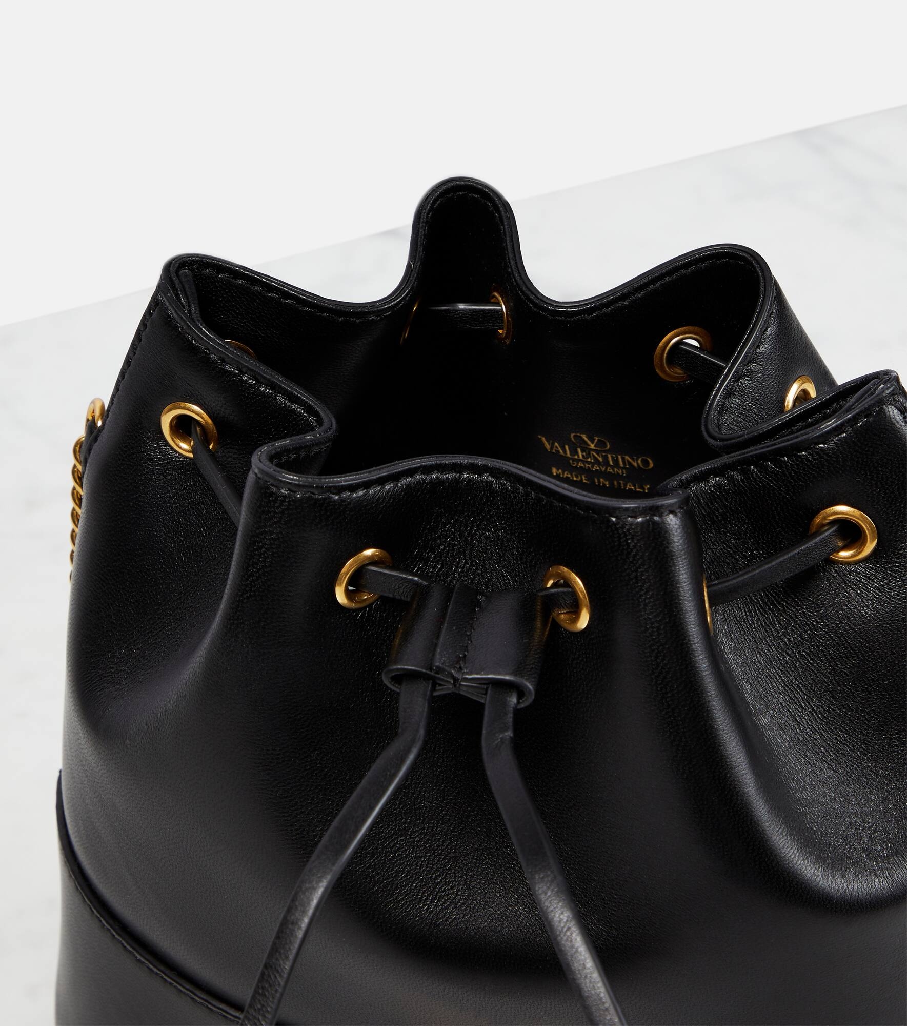 VLogo Signature Small leather bucket bag - 3