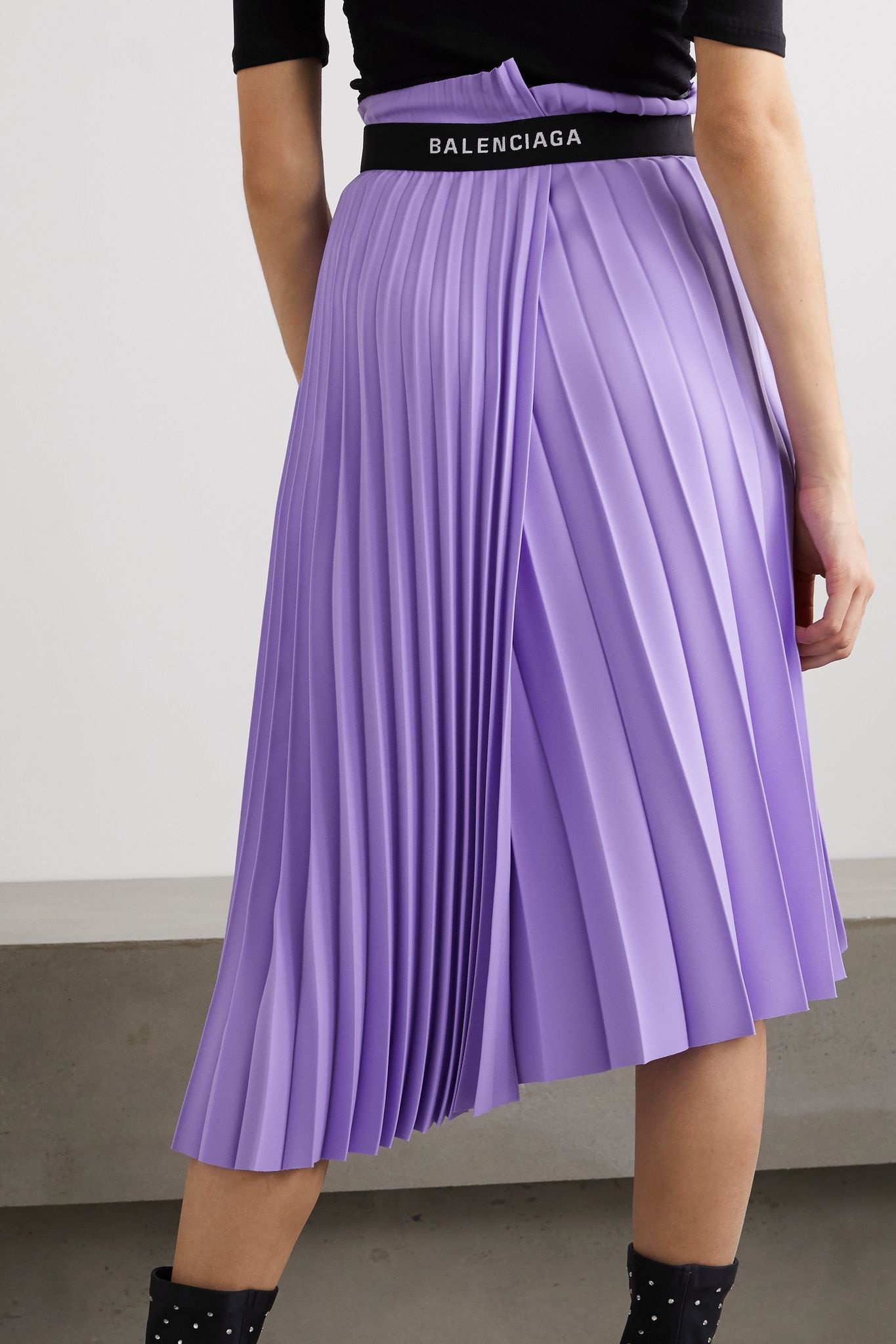 Asymmetric pleated crepe midi skirt - 4