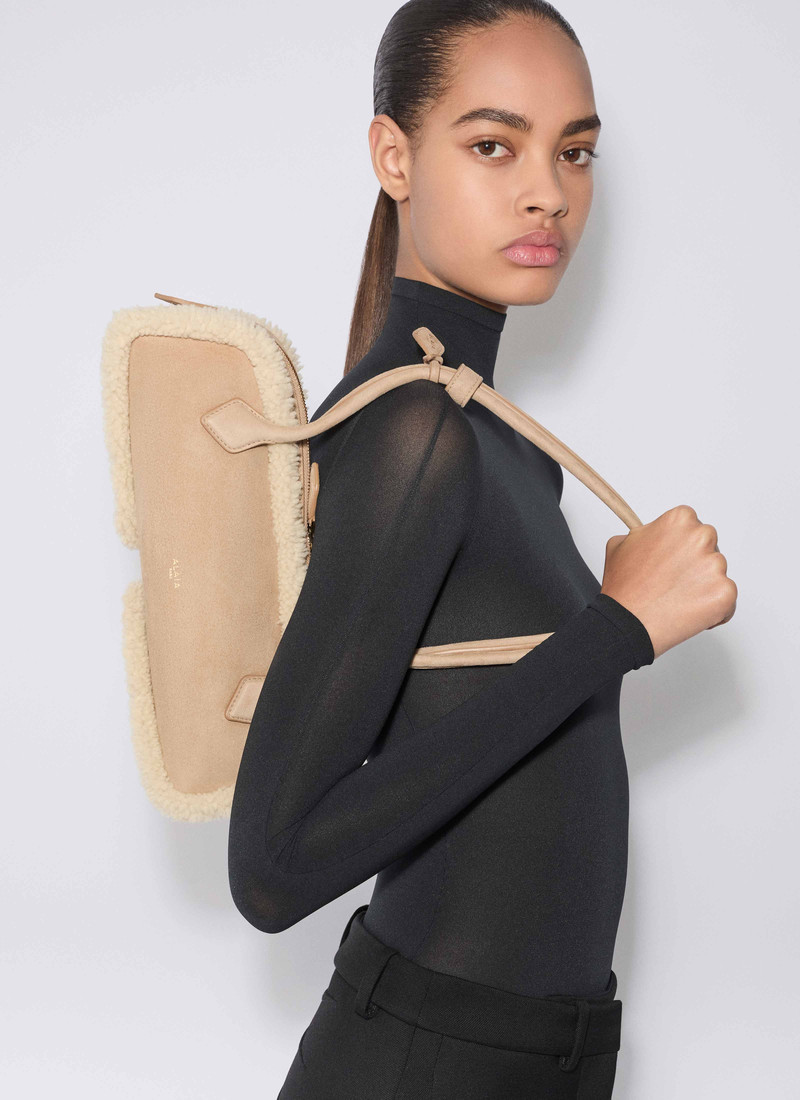 Alaïa LE TECKEL MEDIUM BAG IN MERINO SHEARLING outlook