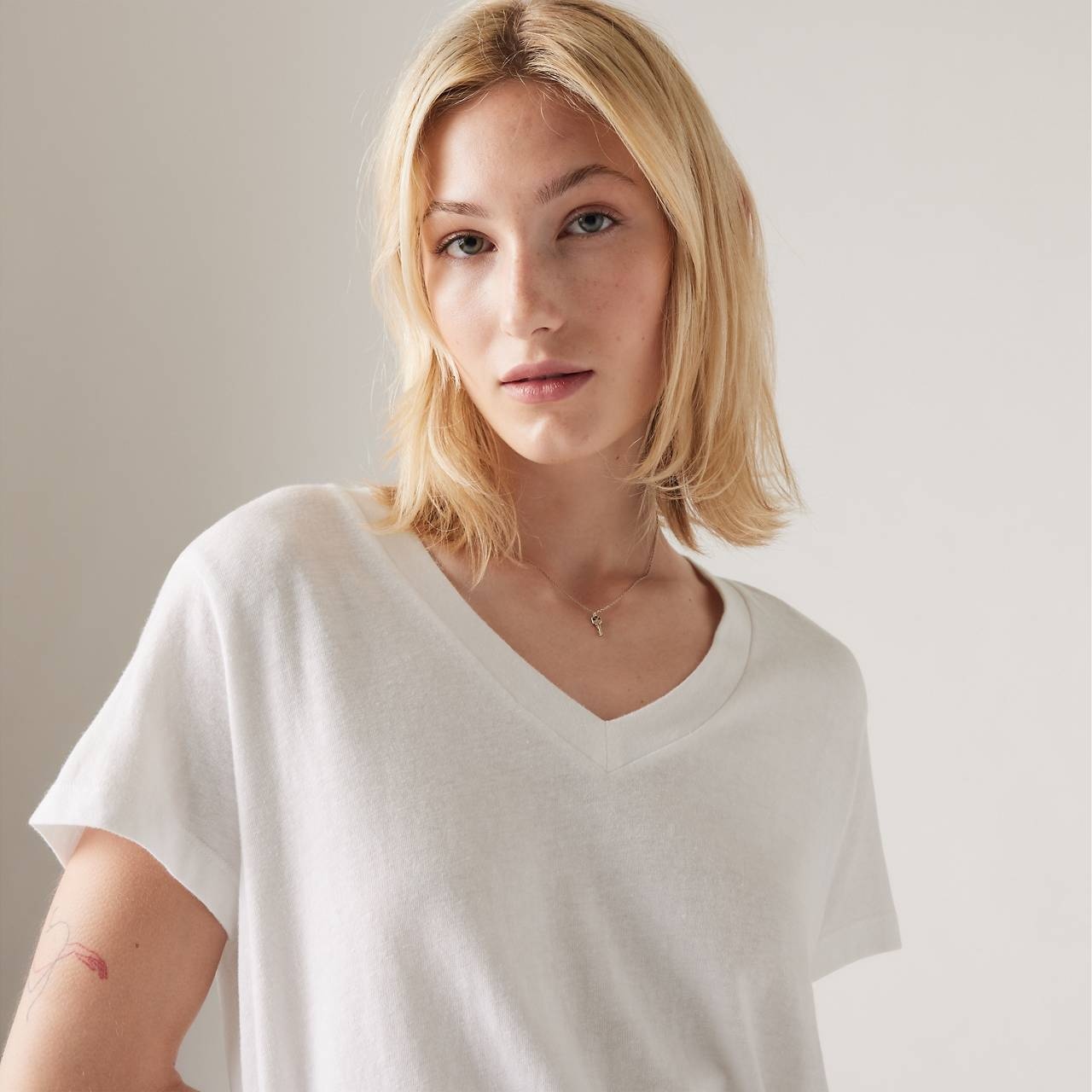 BOXY V-NECK T-SHIRT - 5