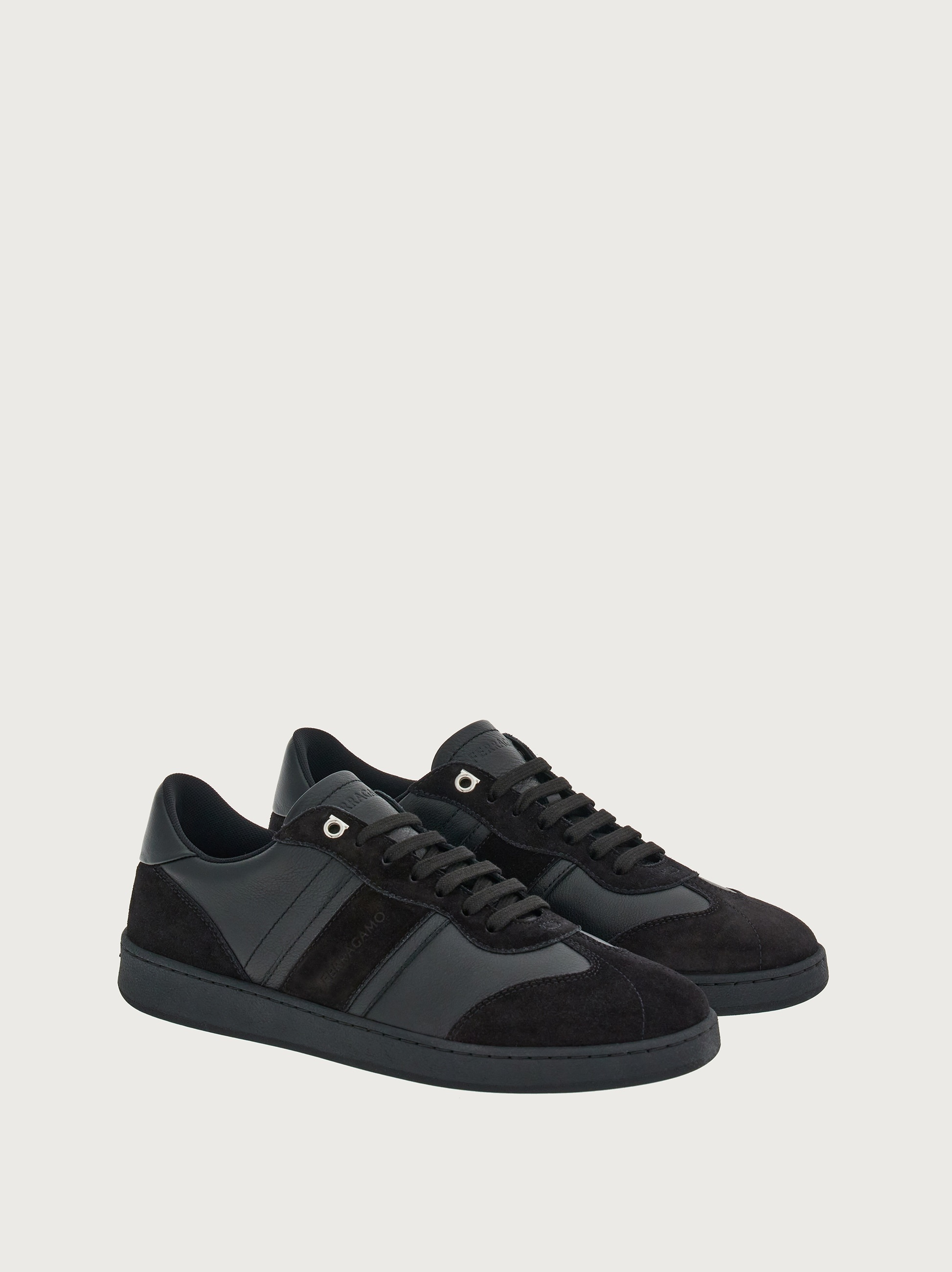 Low top sneaker with signature - 4