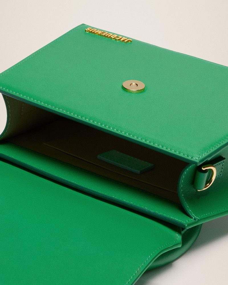 JACQUEMUS Le grand Chiquito outlook