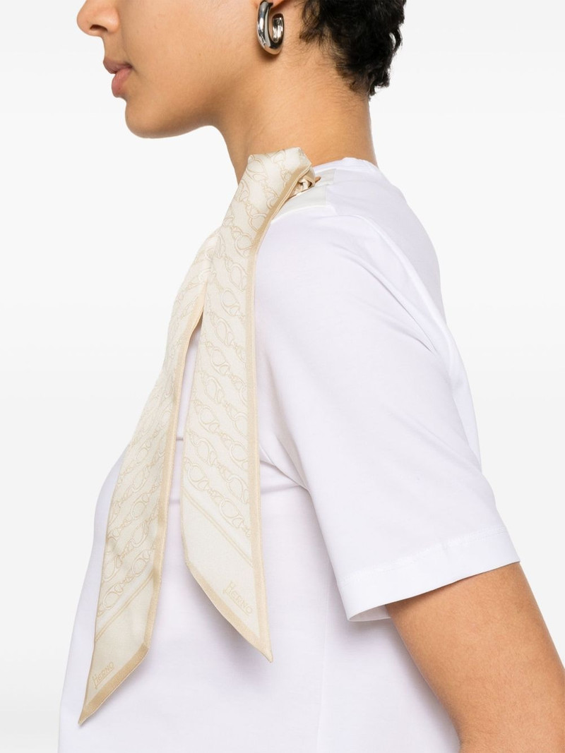 화이트 jersey t-셔츠와 scarf 5