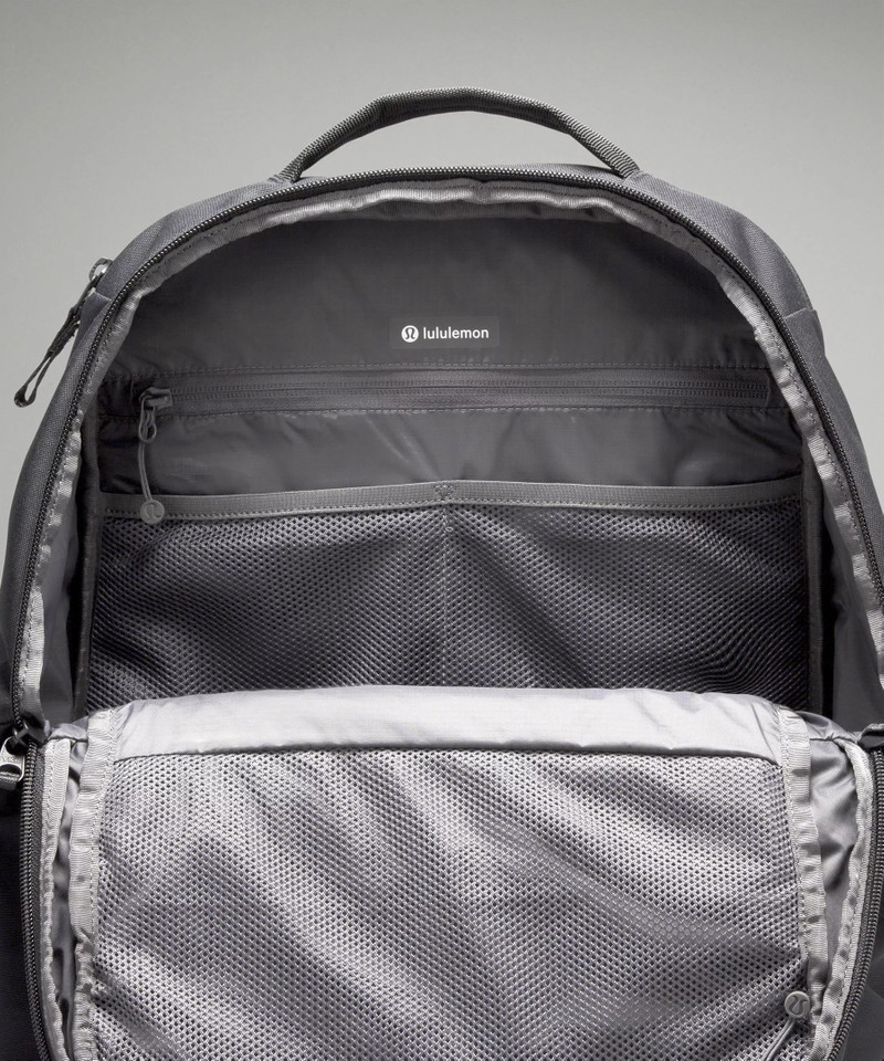 Triple-Zip Backpack 28L 5