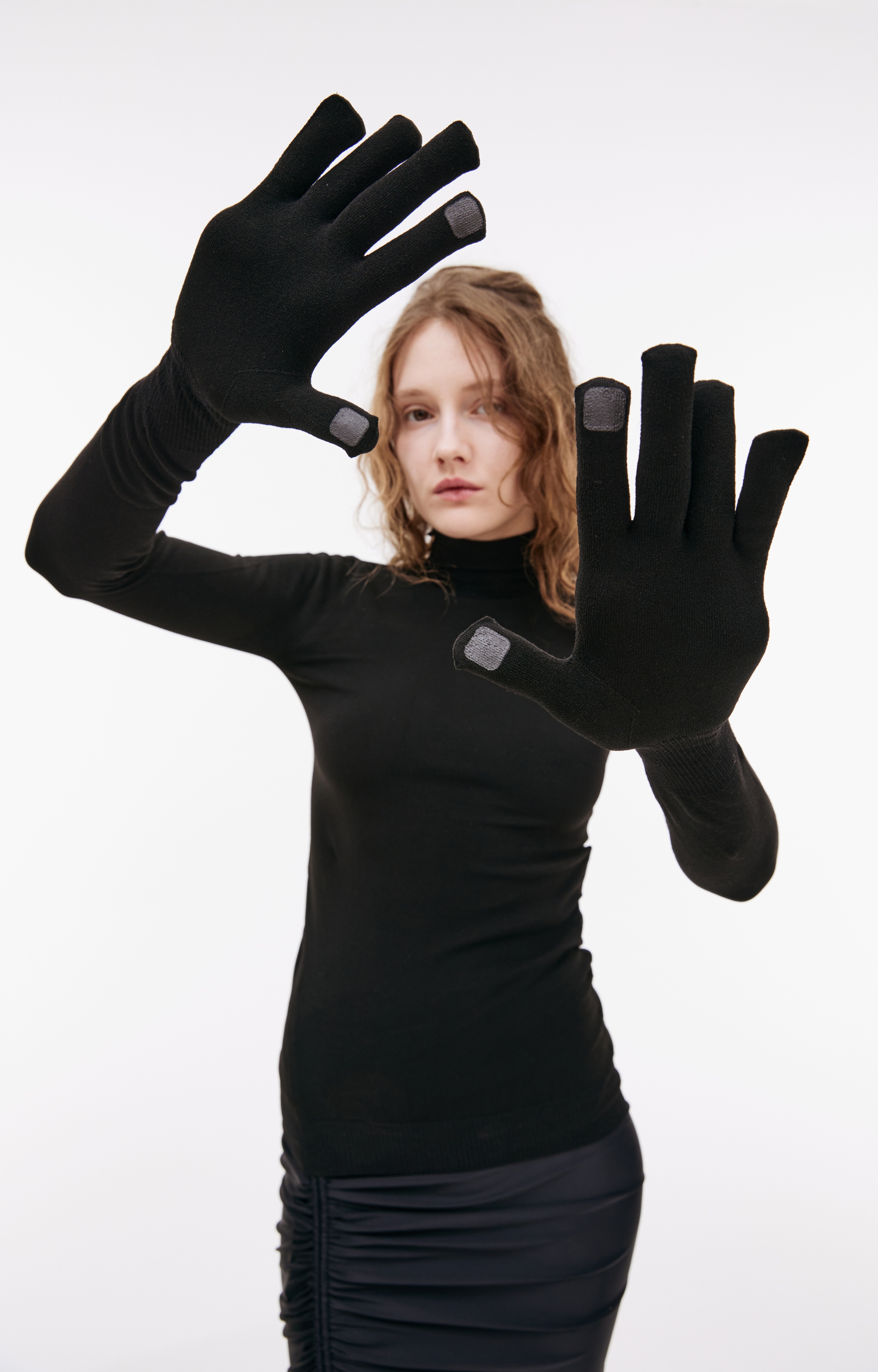 BLACK GLOVES SWEATER - 3